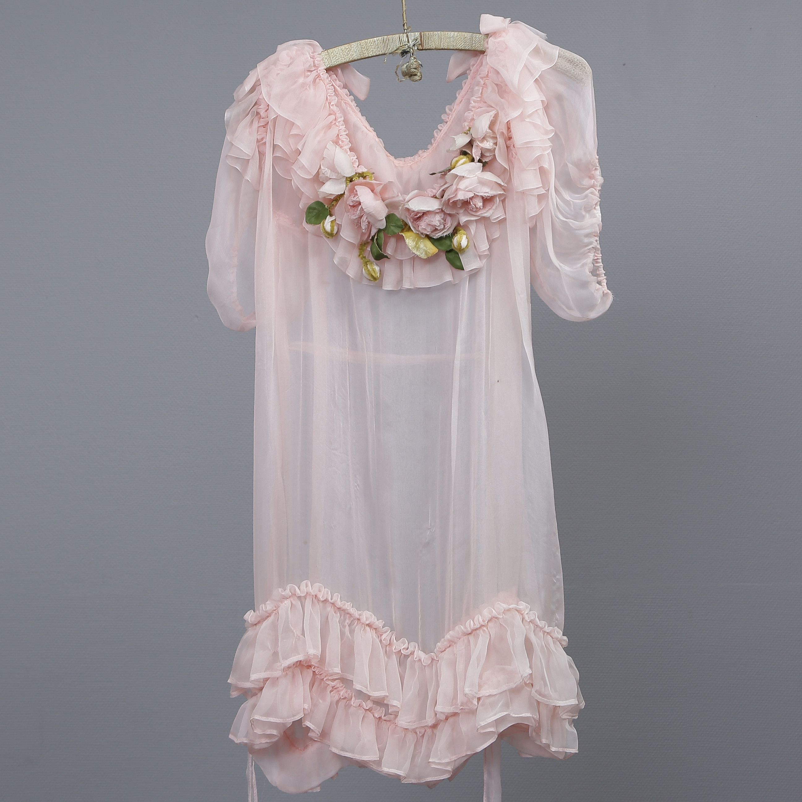 ROSA NEGLIGÉ MED BLOMSTERDEKOR, 1900-TAL.