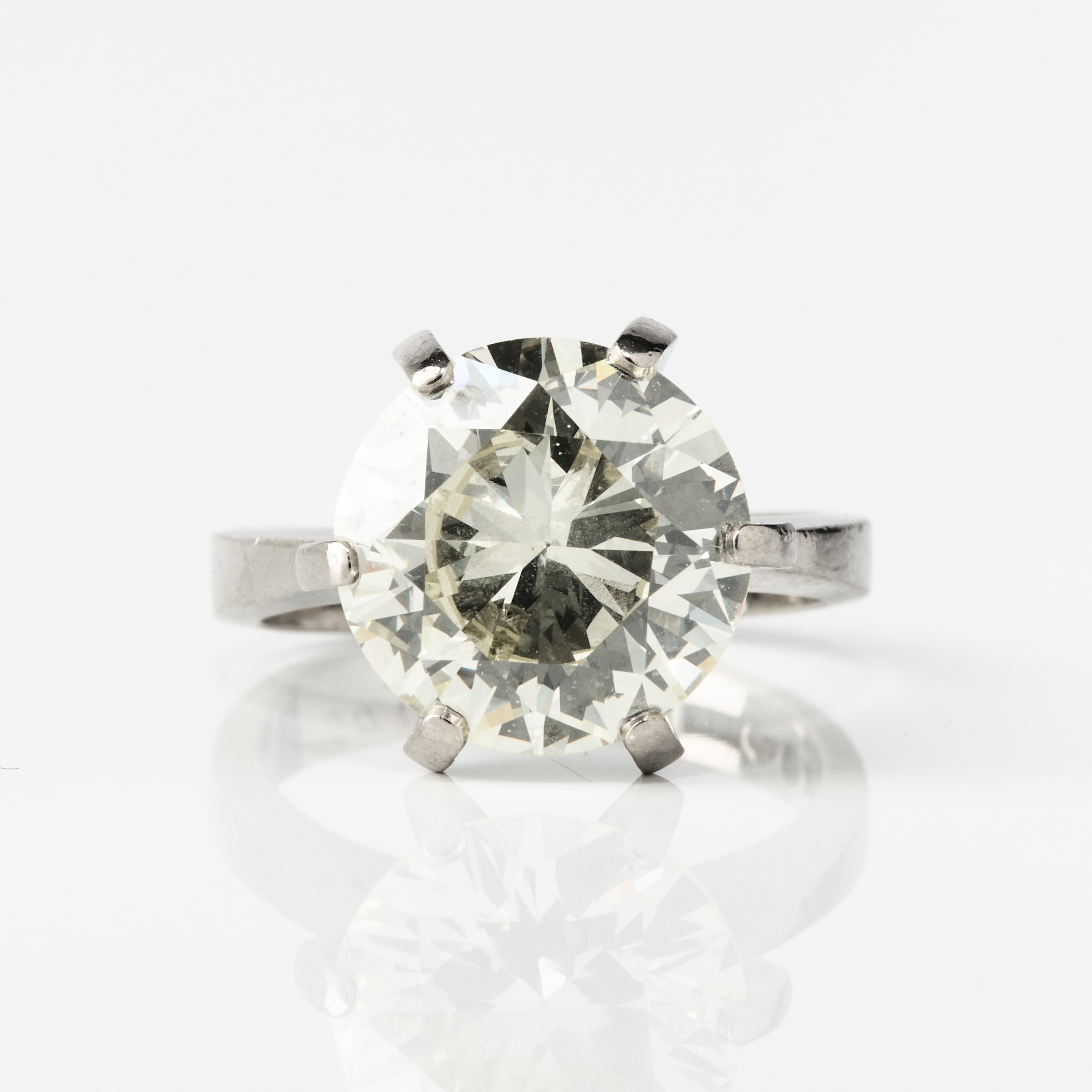 ENSTENSRING, 18K vitguld med en diamant, S:T Eriks silversmedja, Stockholm 1987.