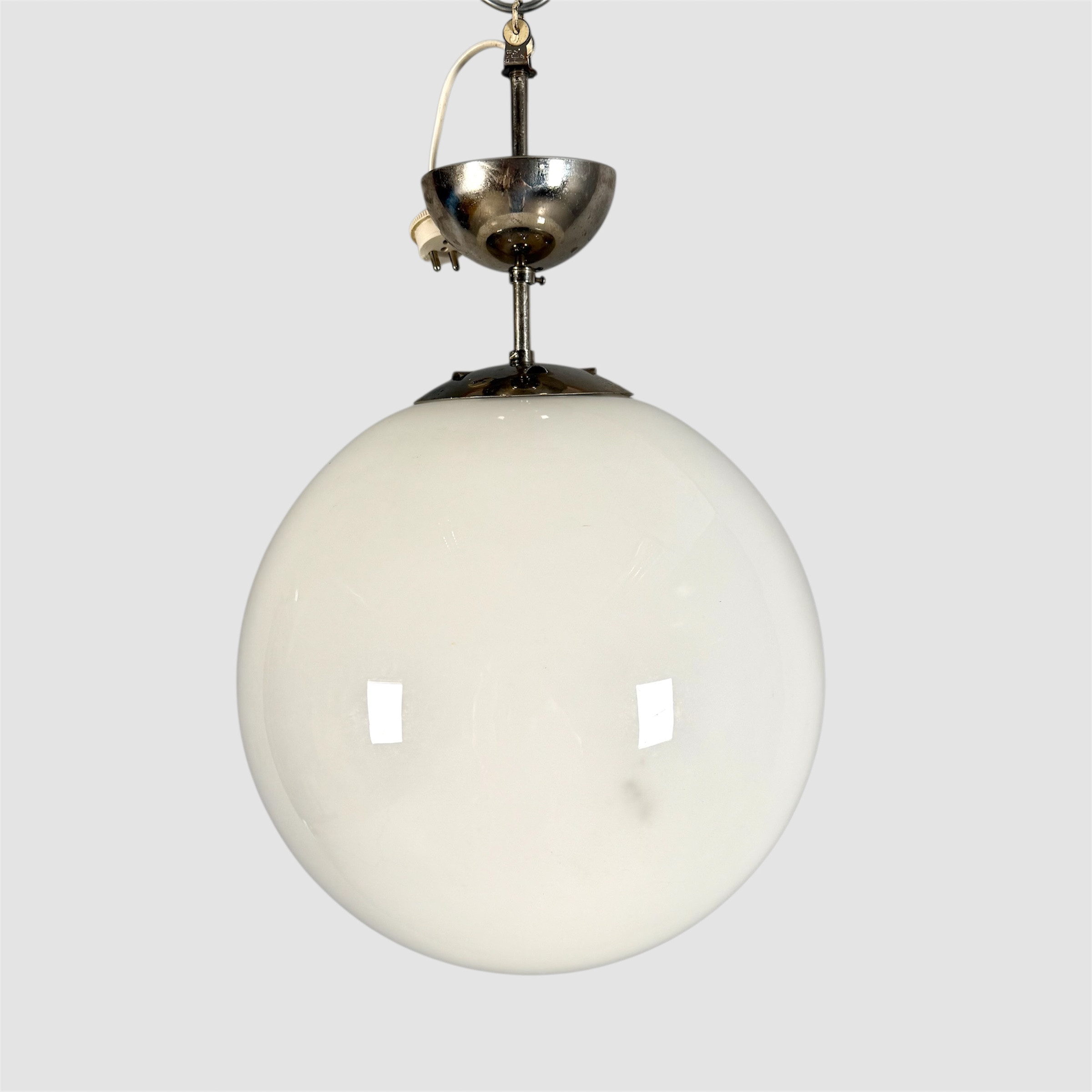 KLOTLAMPA/ TAKLAMPA, förkromad stomme, klotformad kupa i vitt glas.