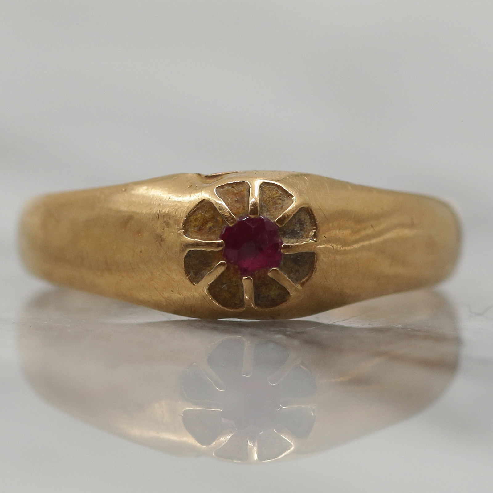 18K GULDRING MED RÖD STEN.