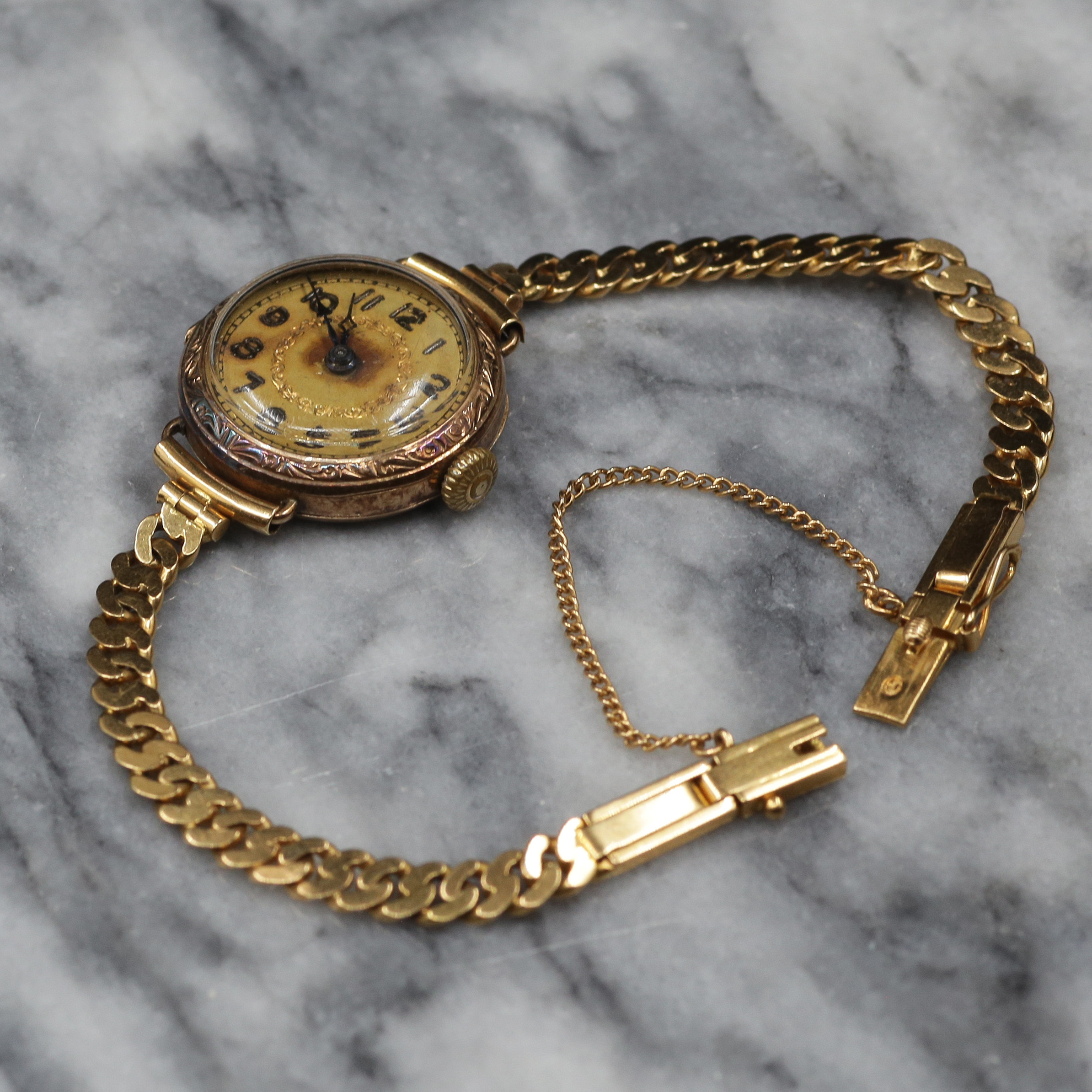 GULDKLOCKA. DAMARMBANDSUR, KLOCKARMBAND I 18K GULD, KLOCKAN/BOETT I 14K GULD.