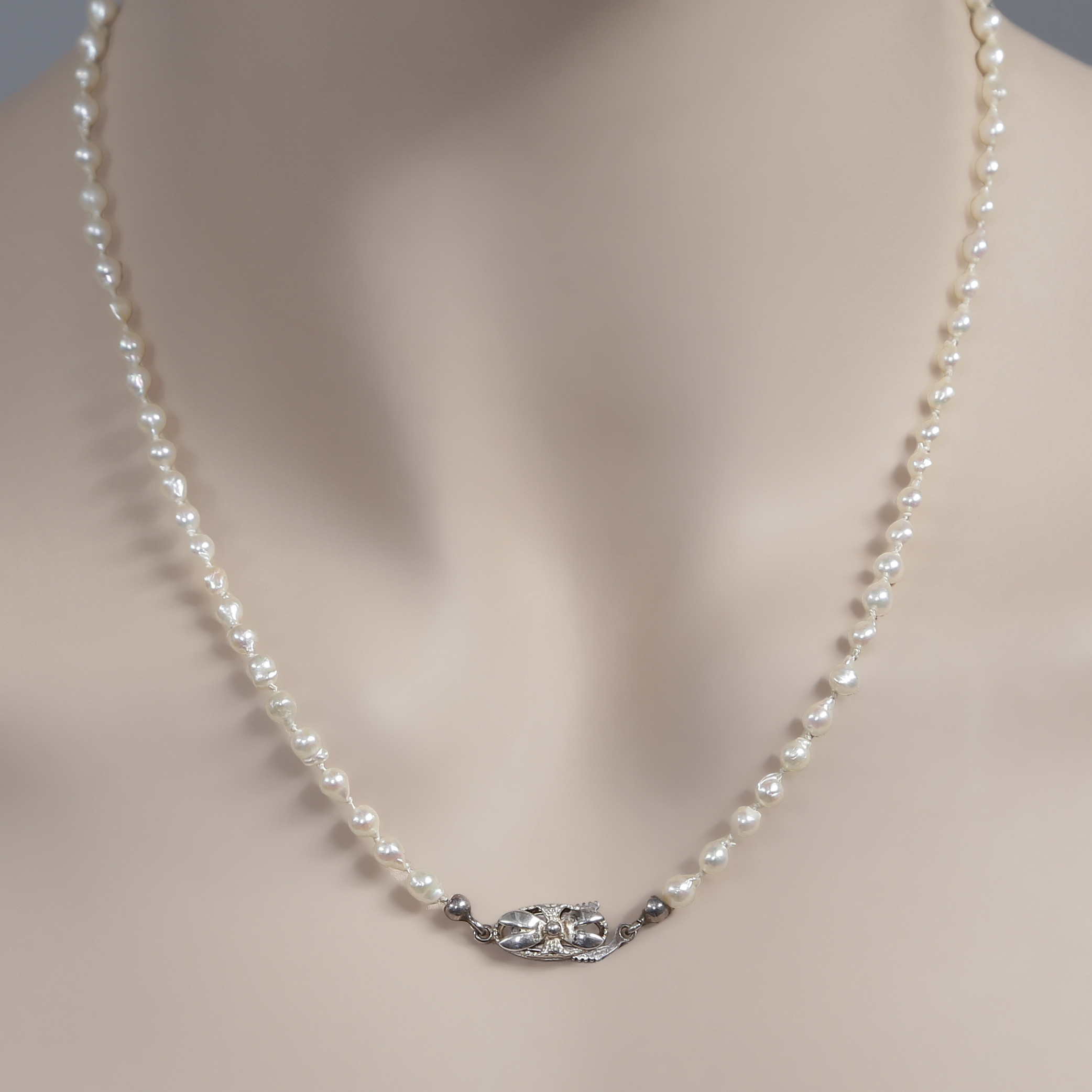 COLLIER, ÄKTA PÄRLOR, LÅS I STERLINGSILVER, JENS ASTRUP GETINGE.