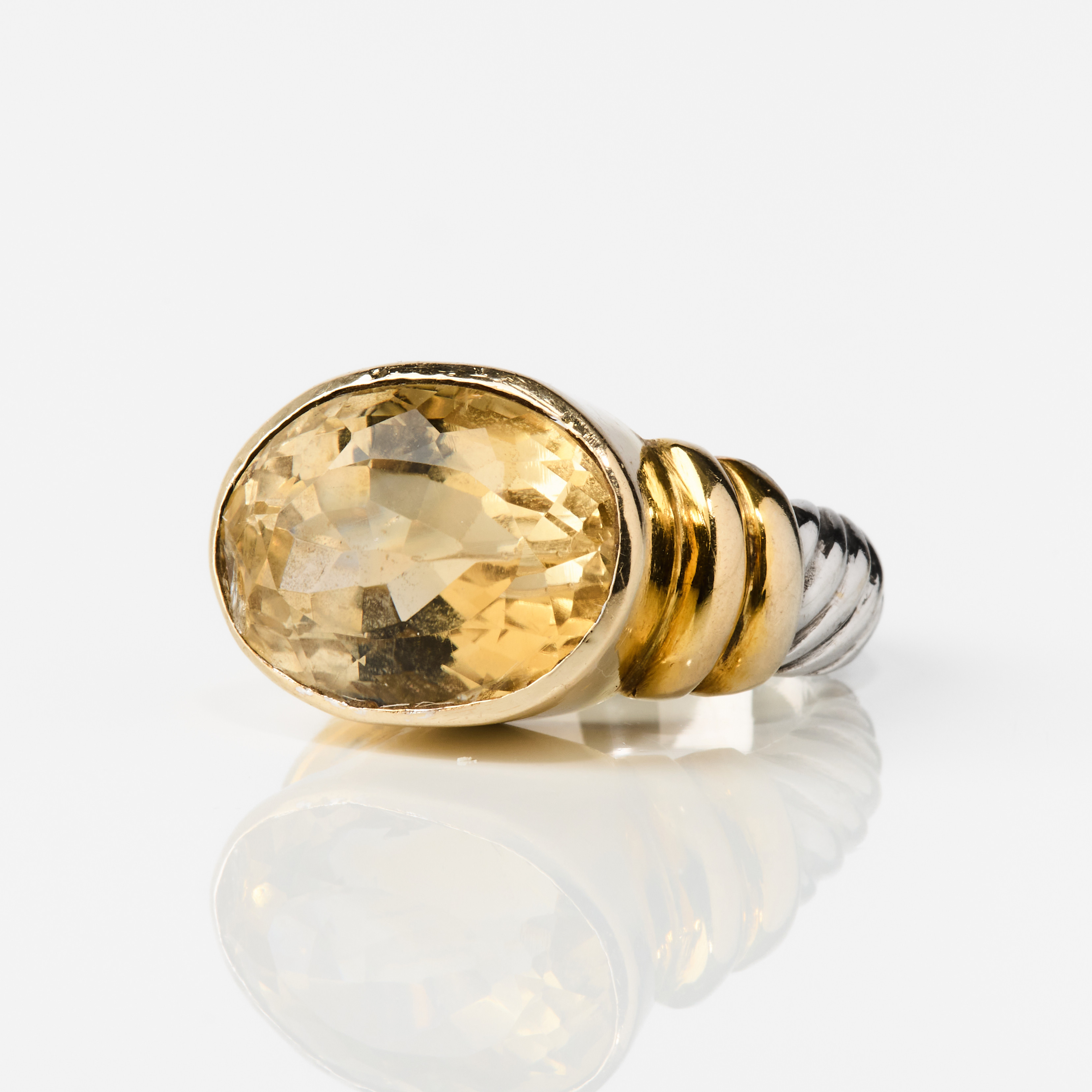 RING, 18K tvåfärgat guld och en citrin, 1980-tal.