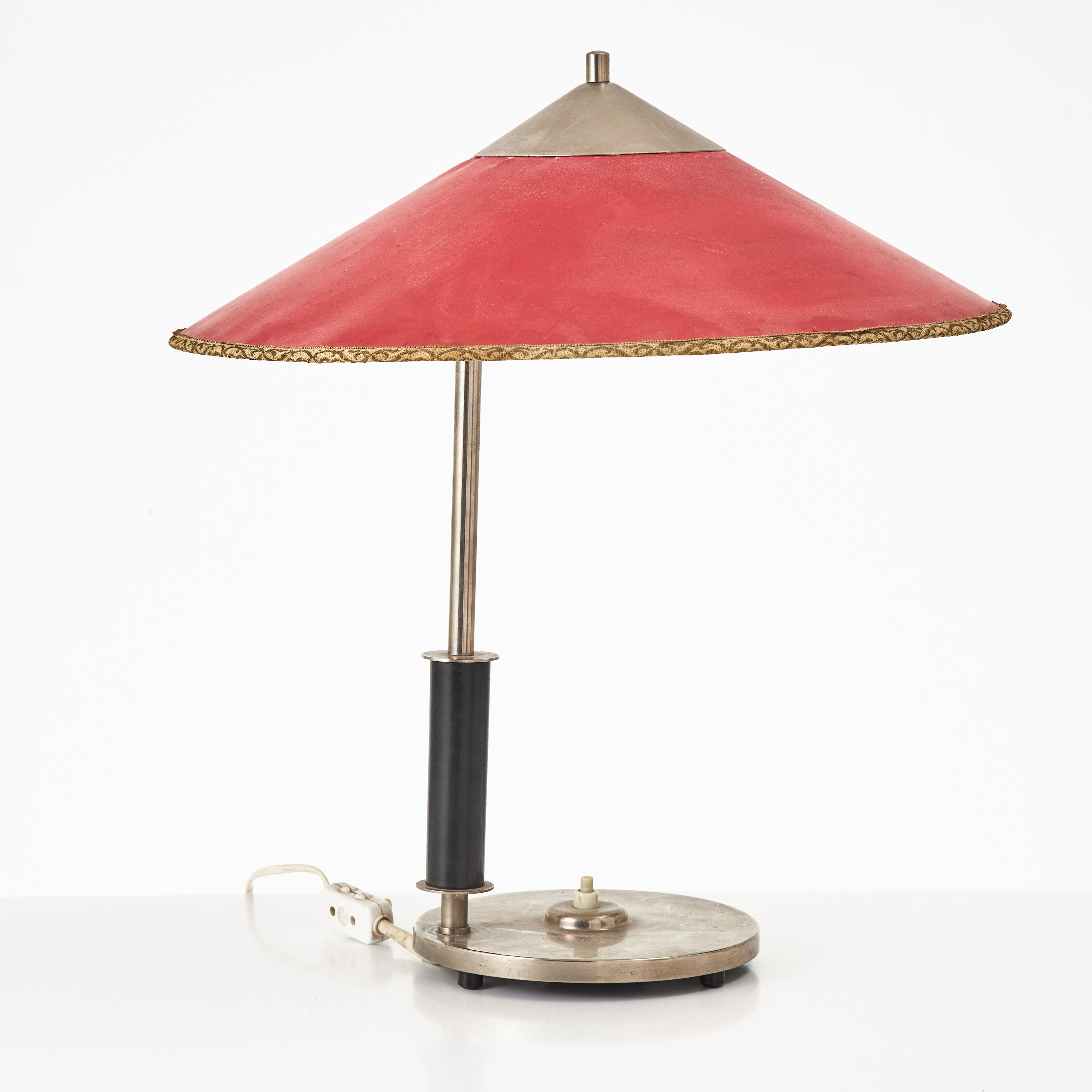 BORDSLAMPA, metall och bakelit, skärm i röd papp, funkis, 1930-tal.