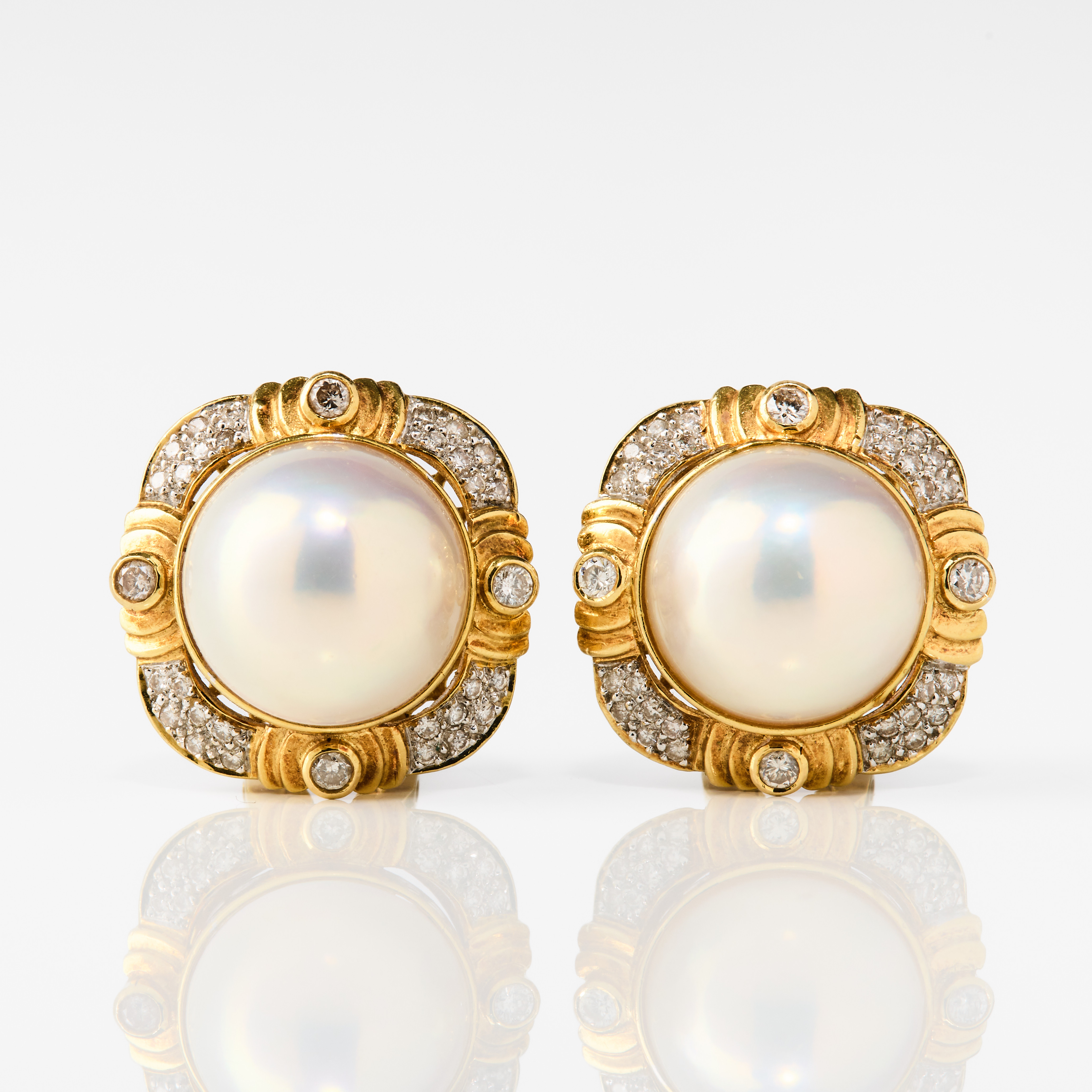 ÖHÄNGEN, ett par, 18K guld med mabépärla och diamanter, 1980/90-tal.