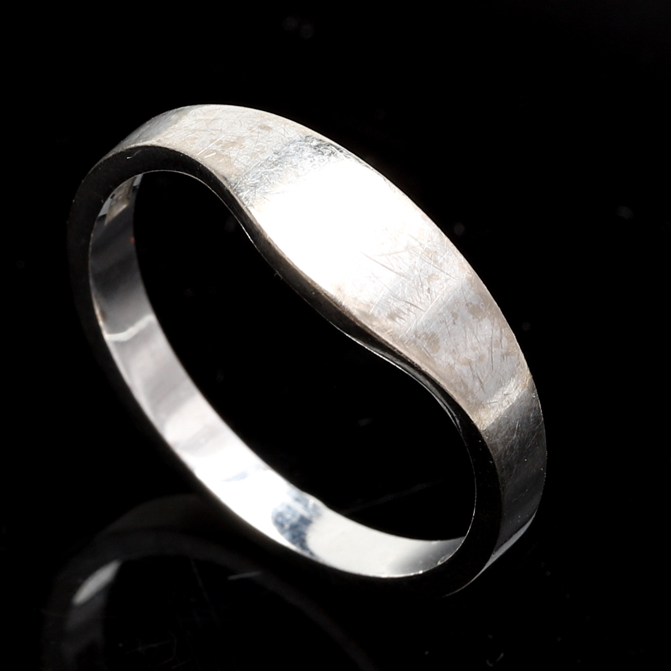 RING, 18 k vitguld. Svenska stämplar. Vikt ca 2,9 gram.