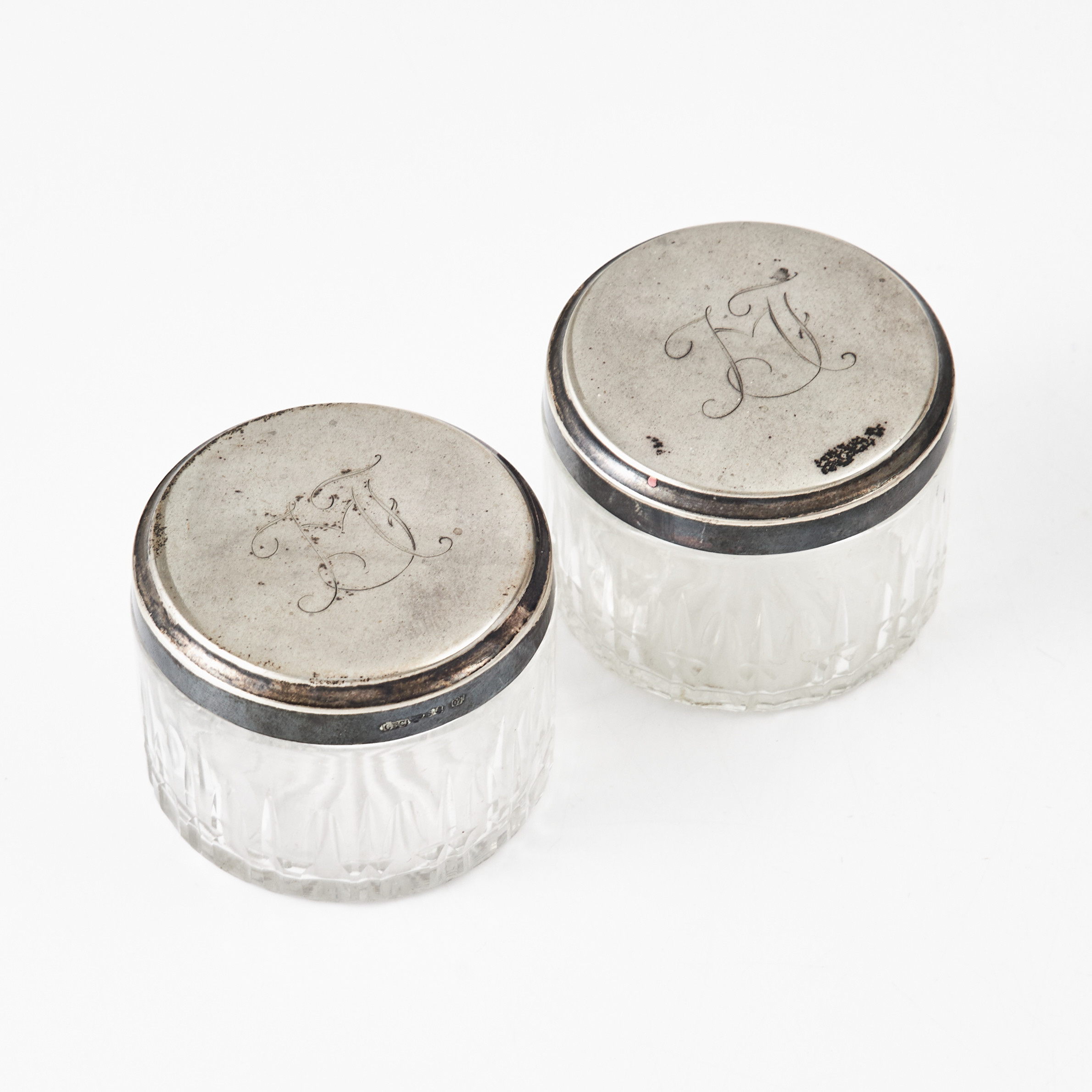 DOSOR, ett par, glas med lock i silver, Hovjuvelerare Carlman, Stockholm 1916.