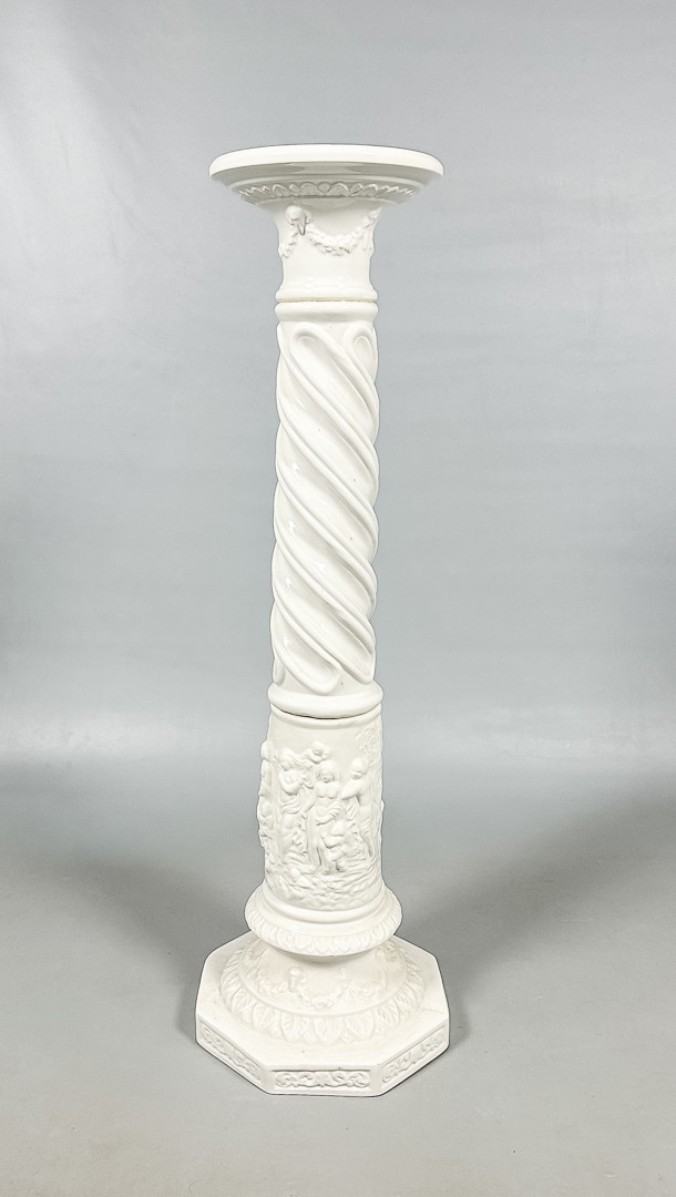 PIEDESTAL, Figurscen i relief, Vitglaserad porslin, Italien, 1900-tal.