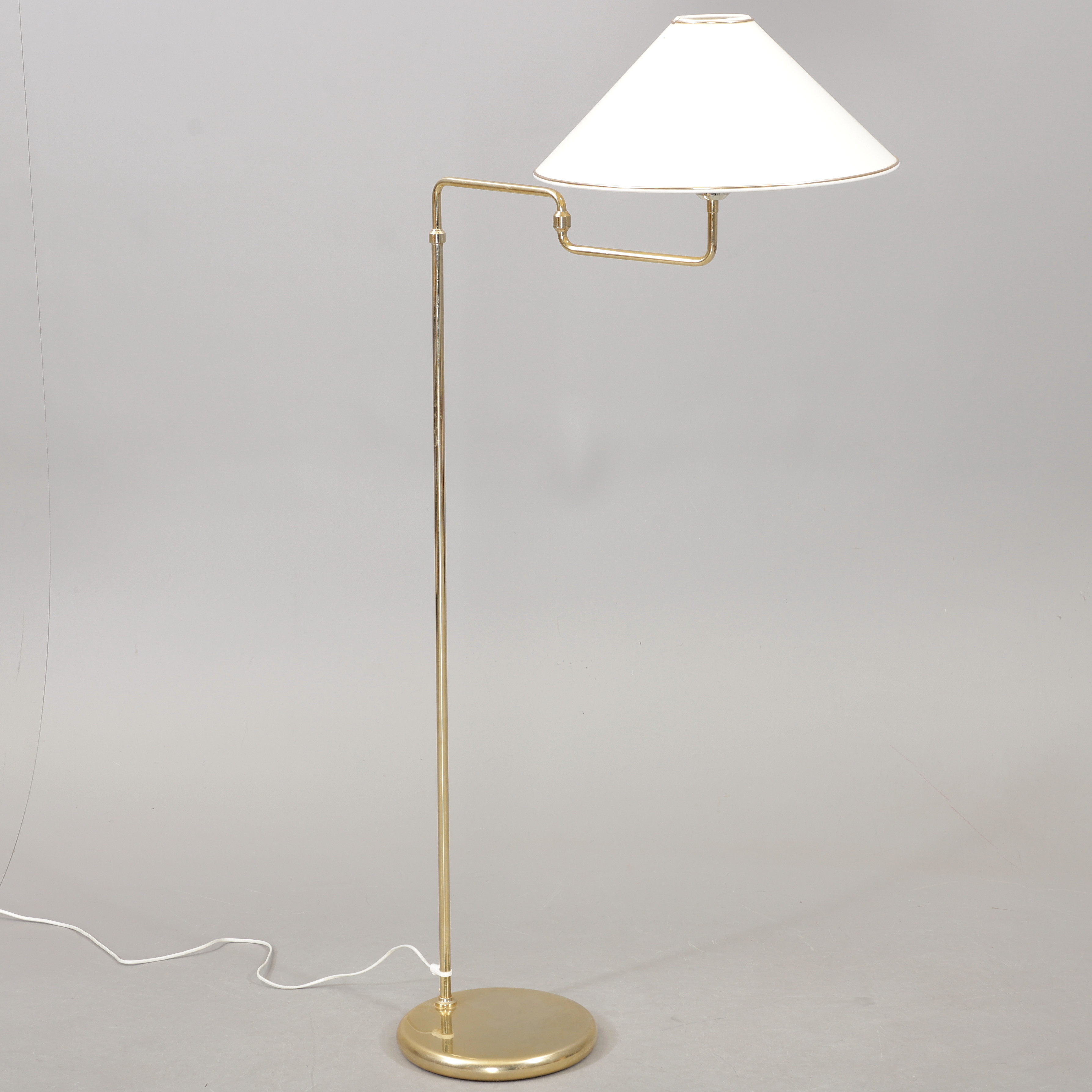 GOLVLAMPA, mässing och metall, Frandsen, 1900-talets andra hälft.