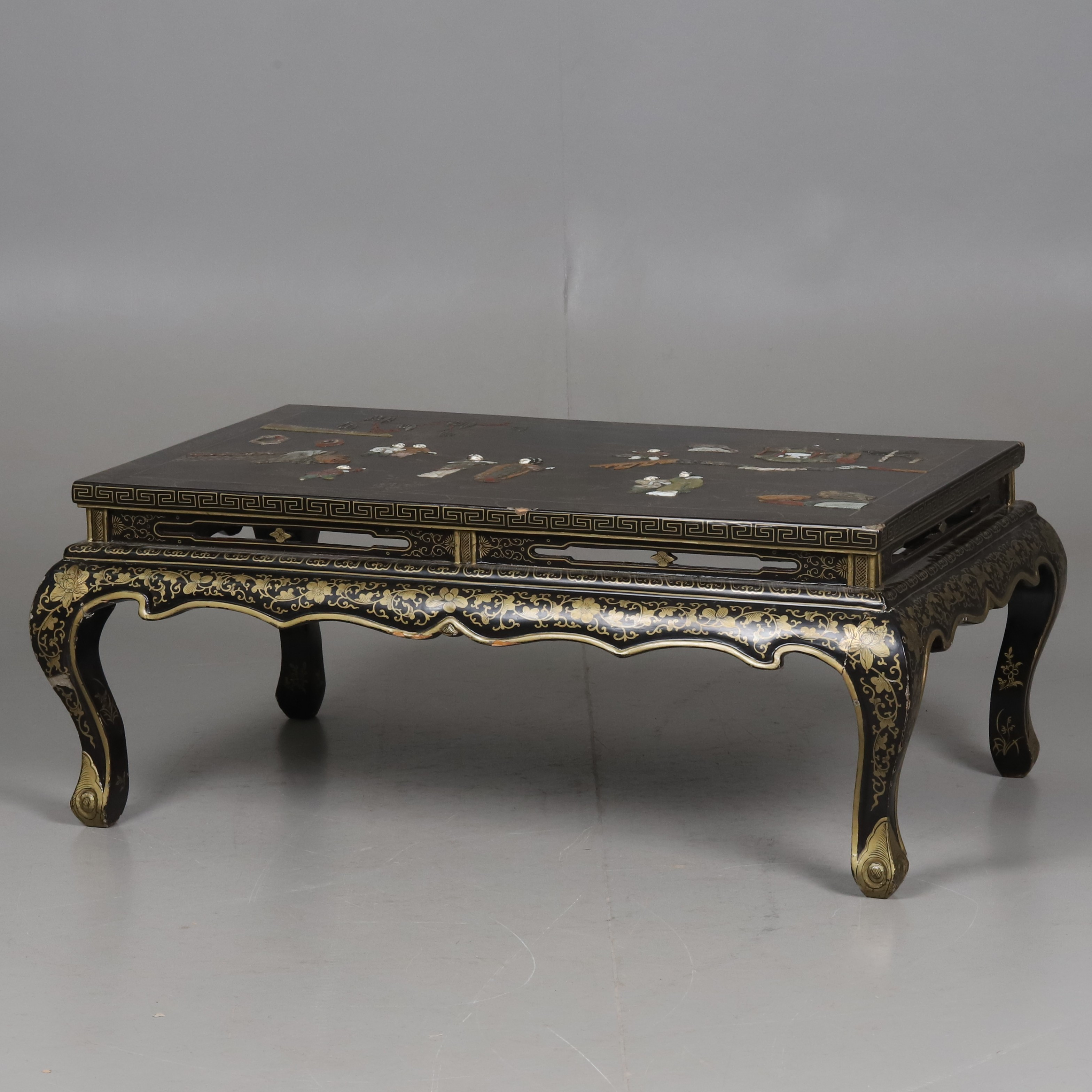 SOFFBORD, Lackarbete med figurscen, Kina, 1900-tal.