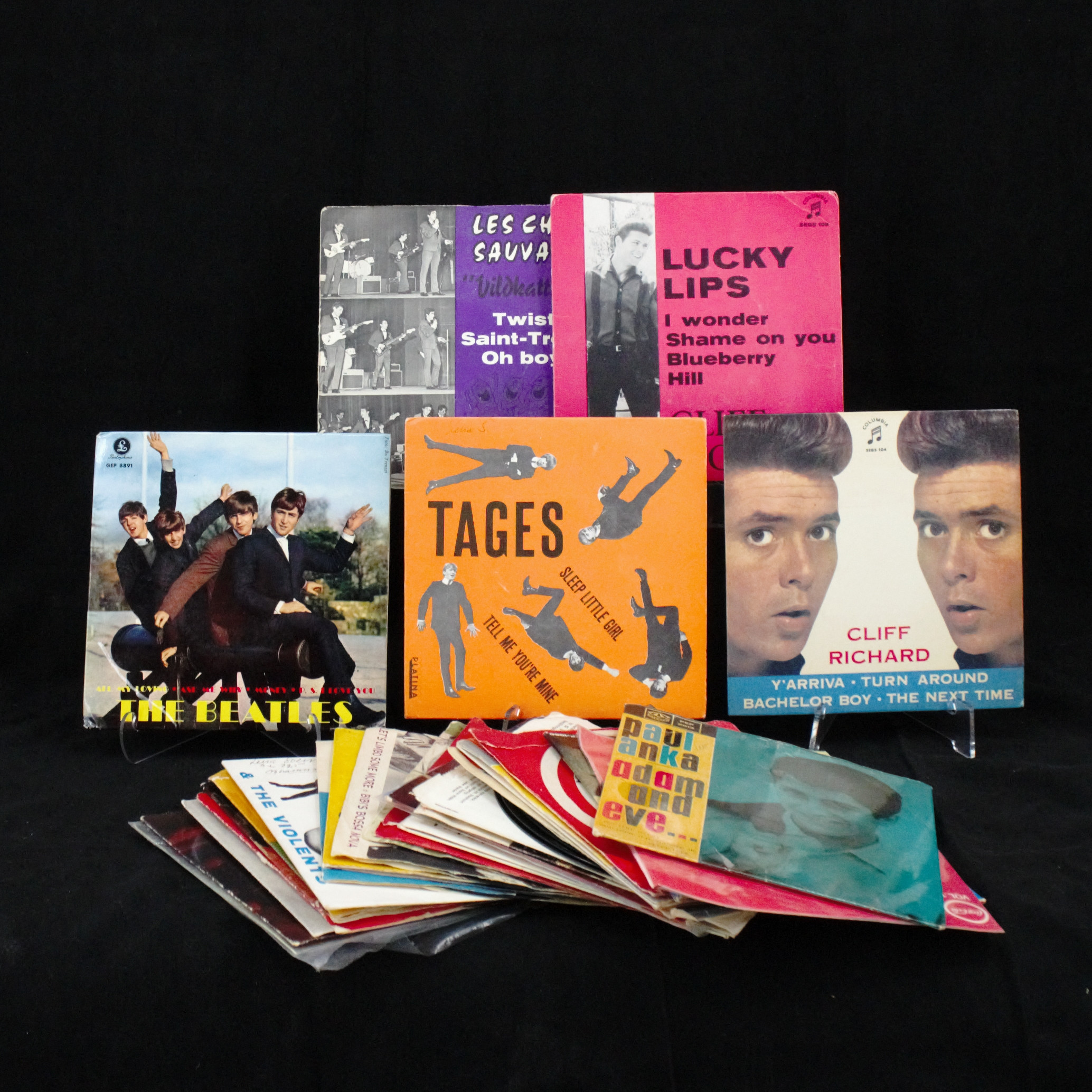 SINGELSKIVOR, ca 30 st, olika utländska band, bl.a. Paul Anka, The Beatles, Cliff Richardoch Tages, 1960-tal.