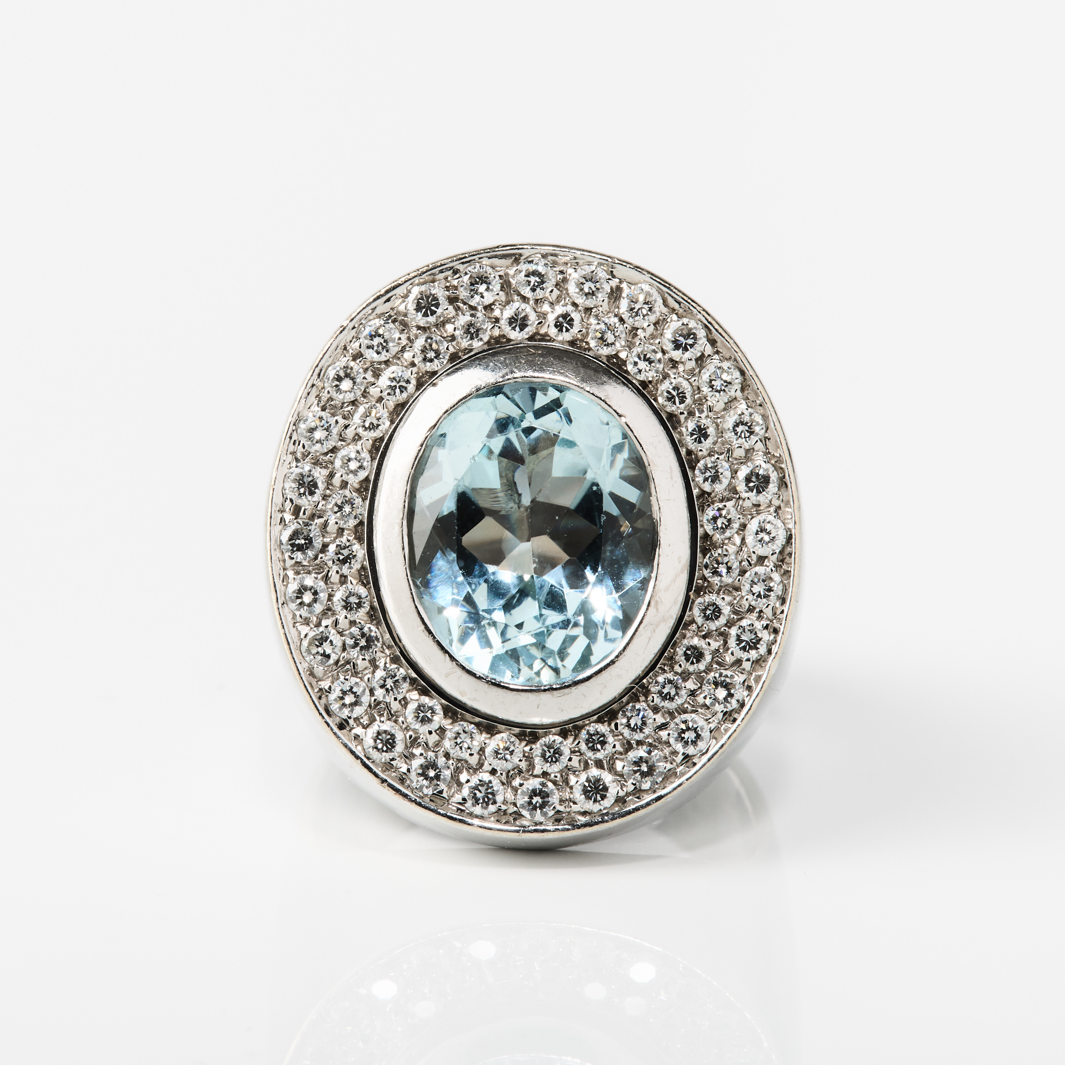 RING, 18K vitguld med en akvamarin och diamanter.