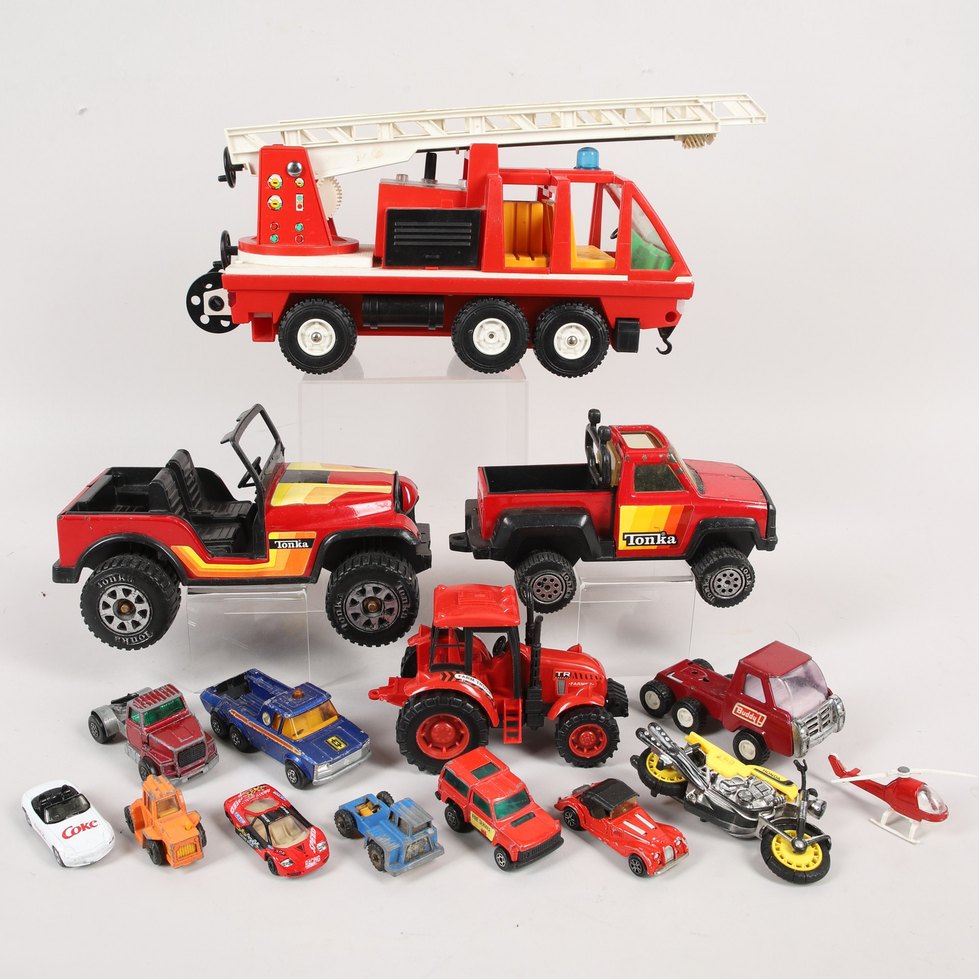 LEKSAKSBILAR, 15 st, metall och plast, bl.a. Jeep Tonka och Brandbil Modulixo, 1900-talets andra hälft.