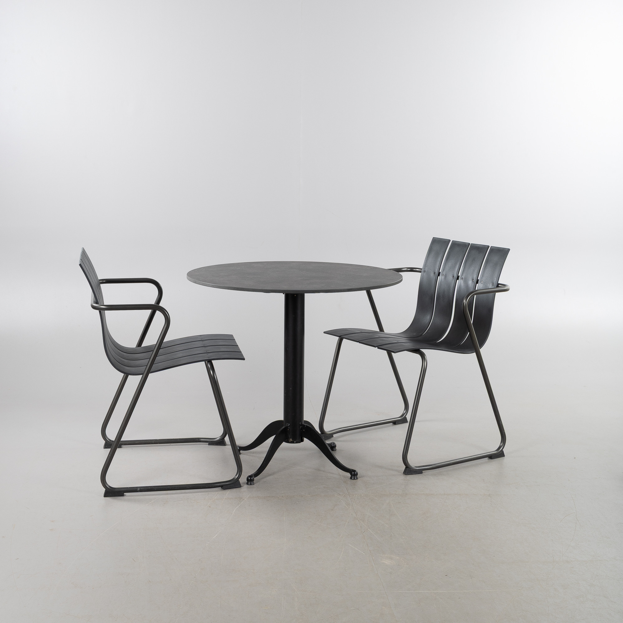 JØRGEN & NANNA DITZEL. Utemöbler, 3 delar, Mater, "Ocean". bord med underrede från Table Stable, samtida, formgiven 1955.