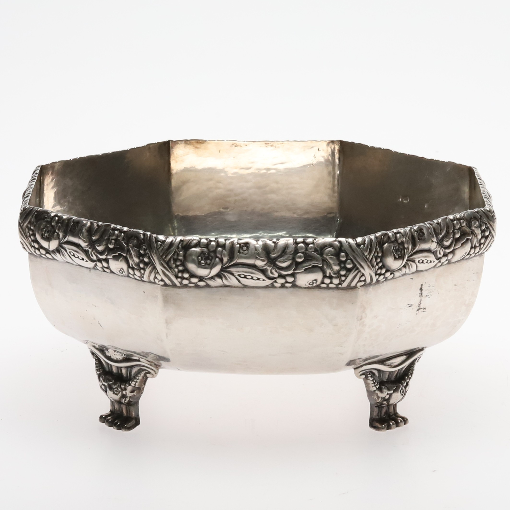 Skål av silver i oktagonal form, 883 gram, CG Hallberg, 1918.