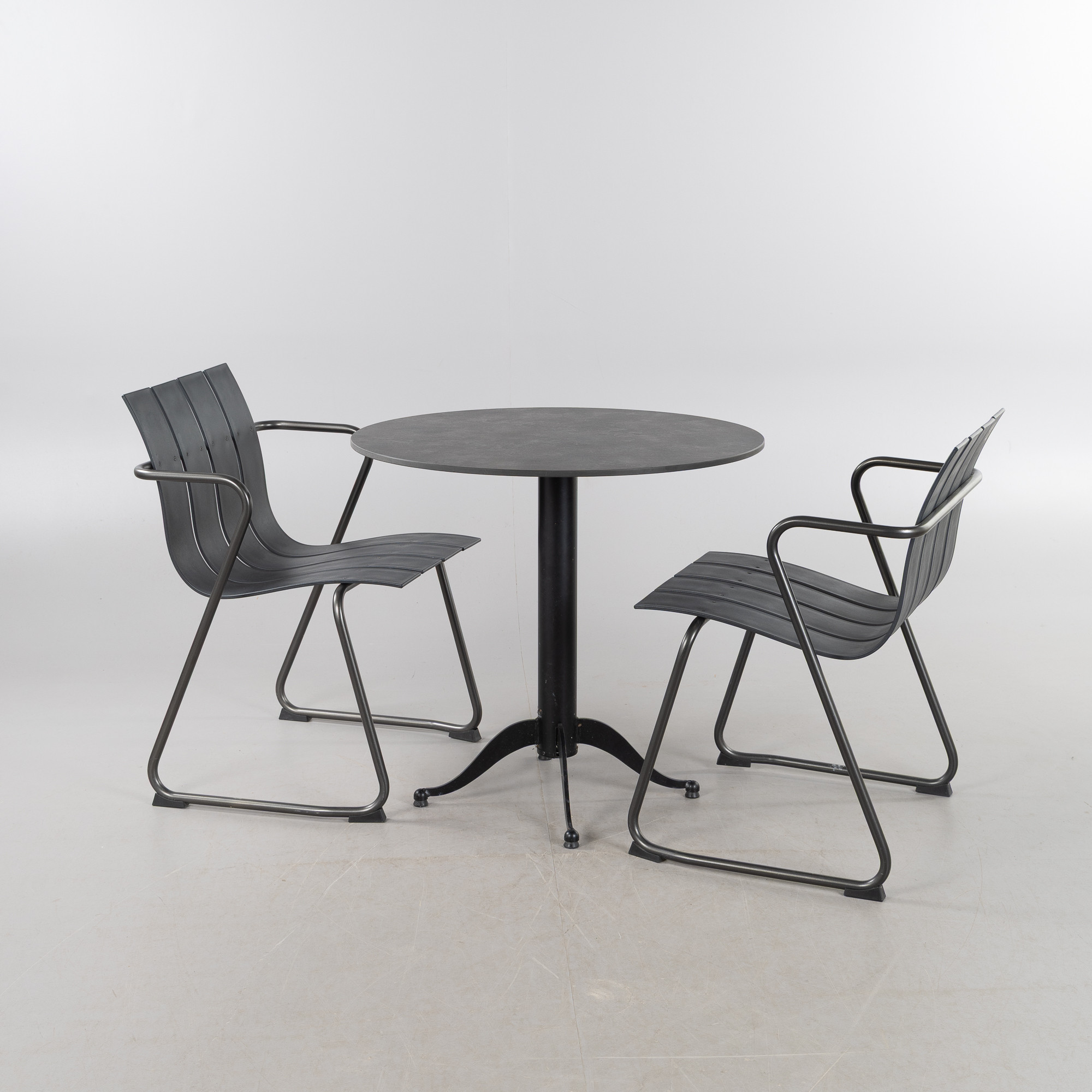 JØRGEN & NANNA DITZEL. Utemöbler, 3 delar, Mater, "Ocean". bord med underrede från Table Stable, samtida, formgiven 1955.