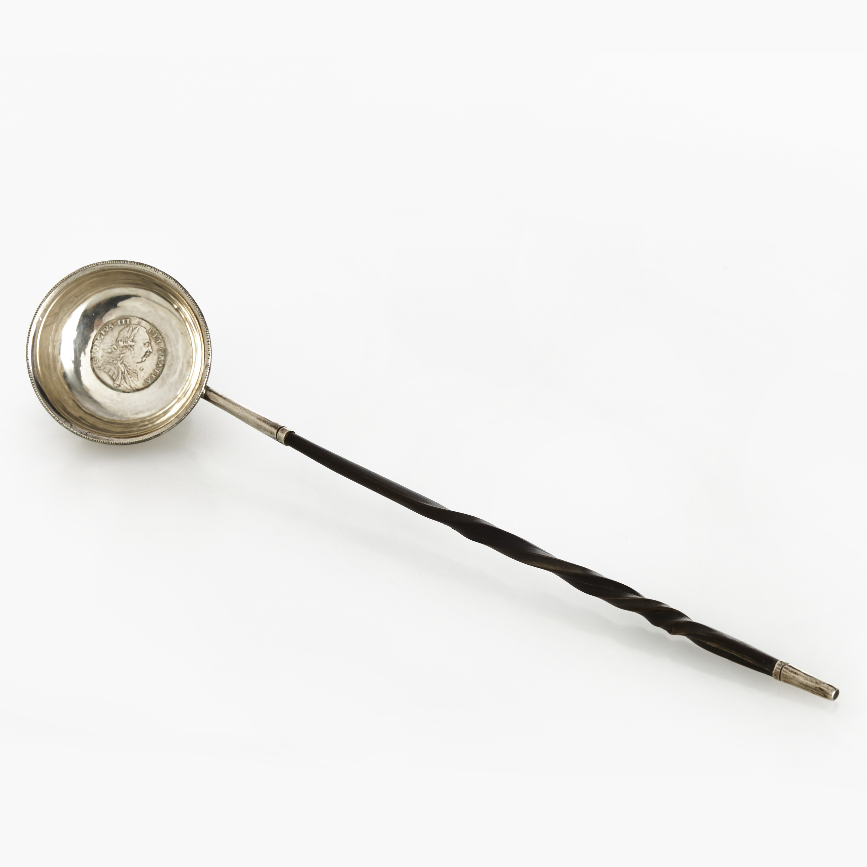 TODDYSLEV, silver, spiralskuret handtag i trä, London, England, sent 1700-tal, botten med infällt engelskt mynt av Georg III.