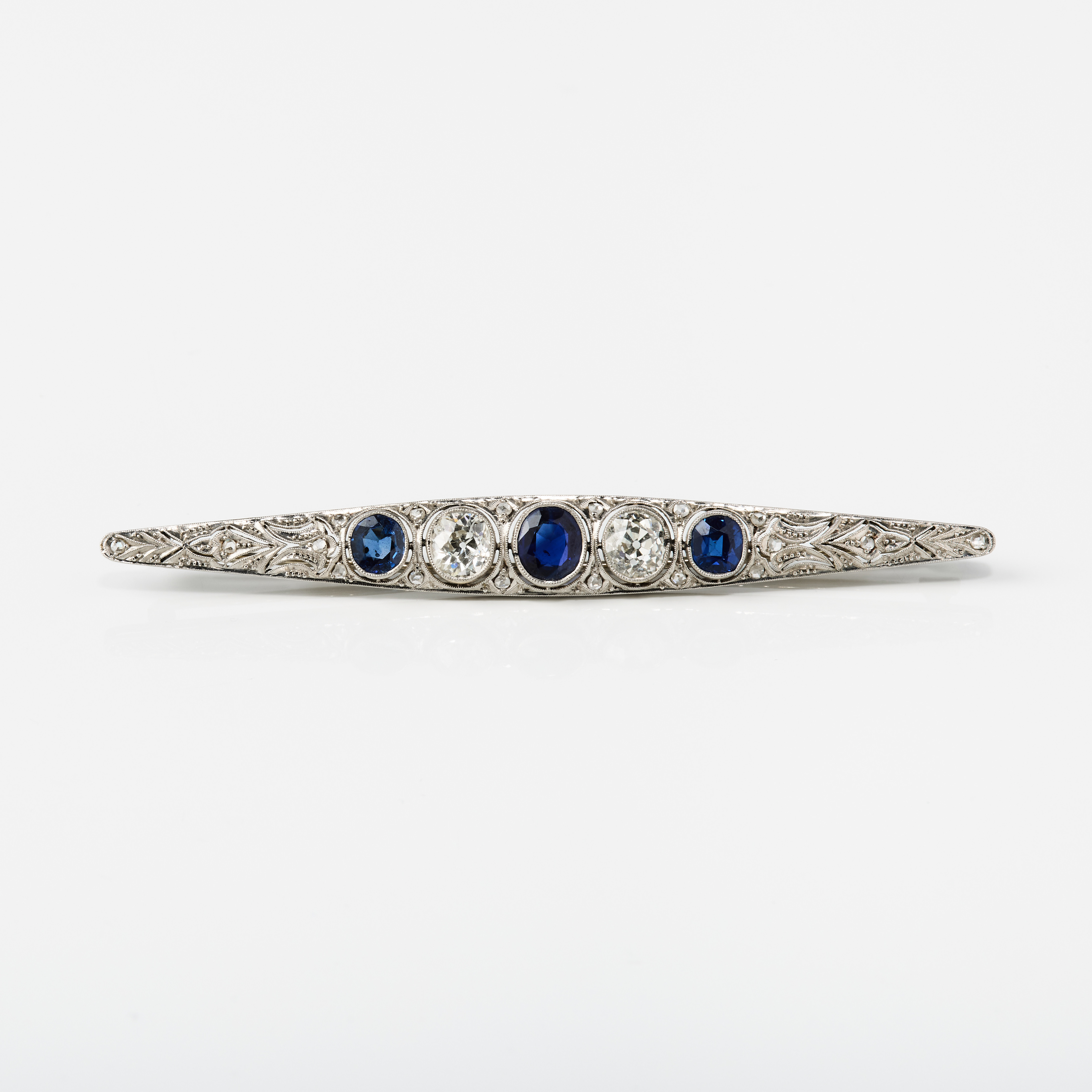 BROSCH, ca 14K guld/platina med safirer och diamanter, 1910/20-tal.