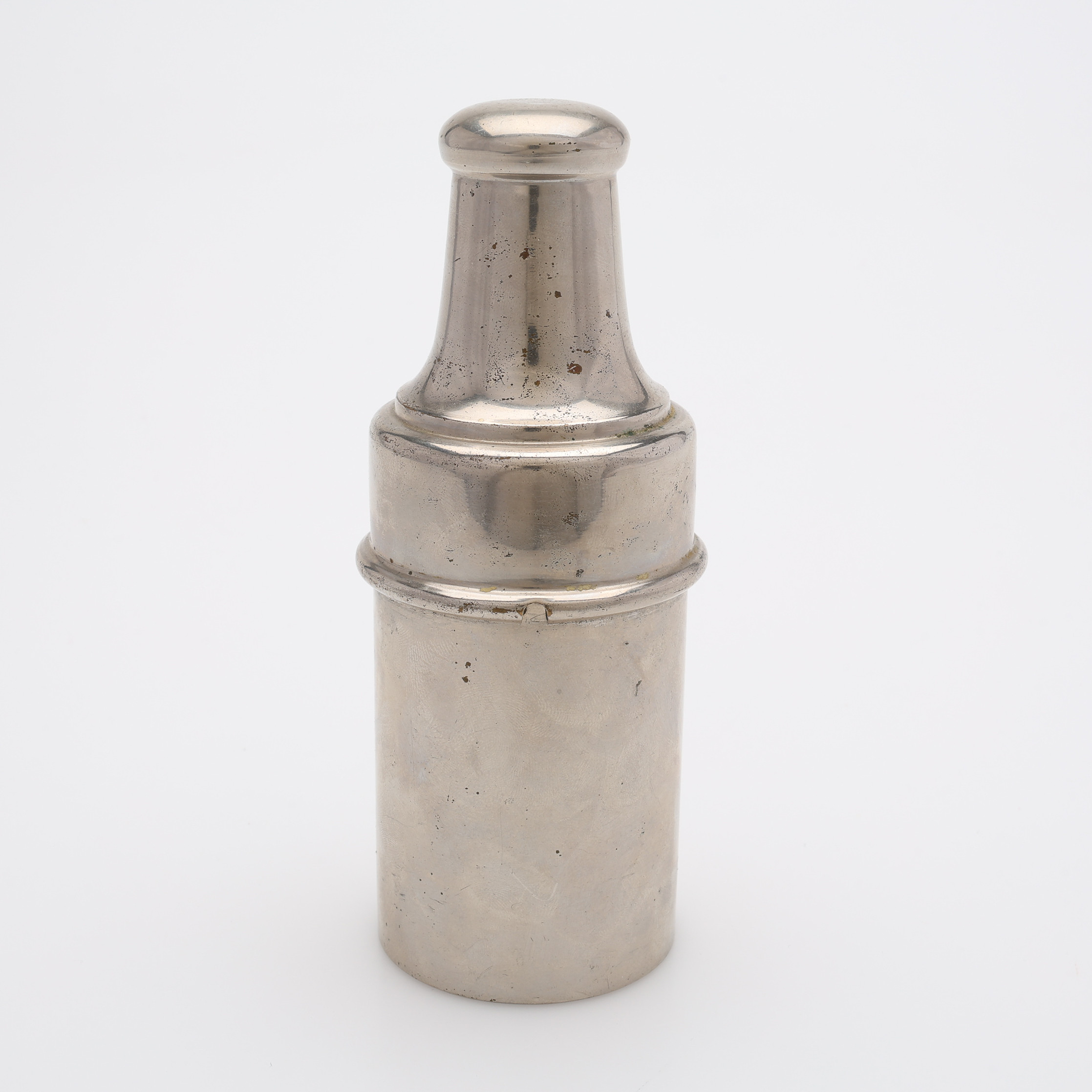 RESEMEDICINFLASKA I GLAS MED PROPP I ETT FÖRNICKLAT SKYDDSHÖLJE, 1900-TALETS BÖRJAN.