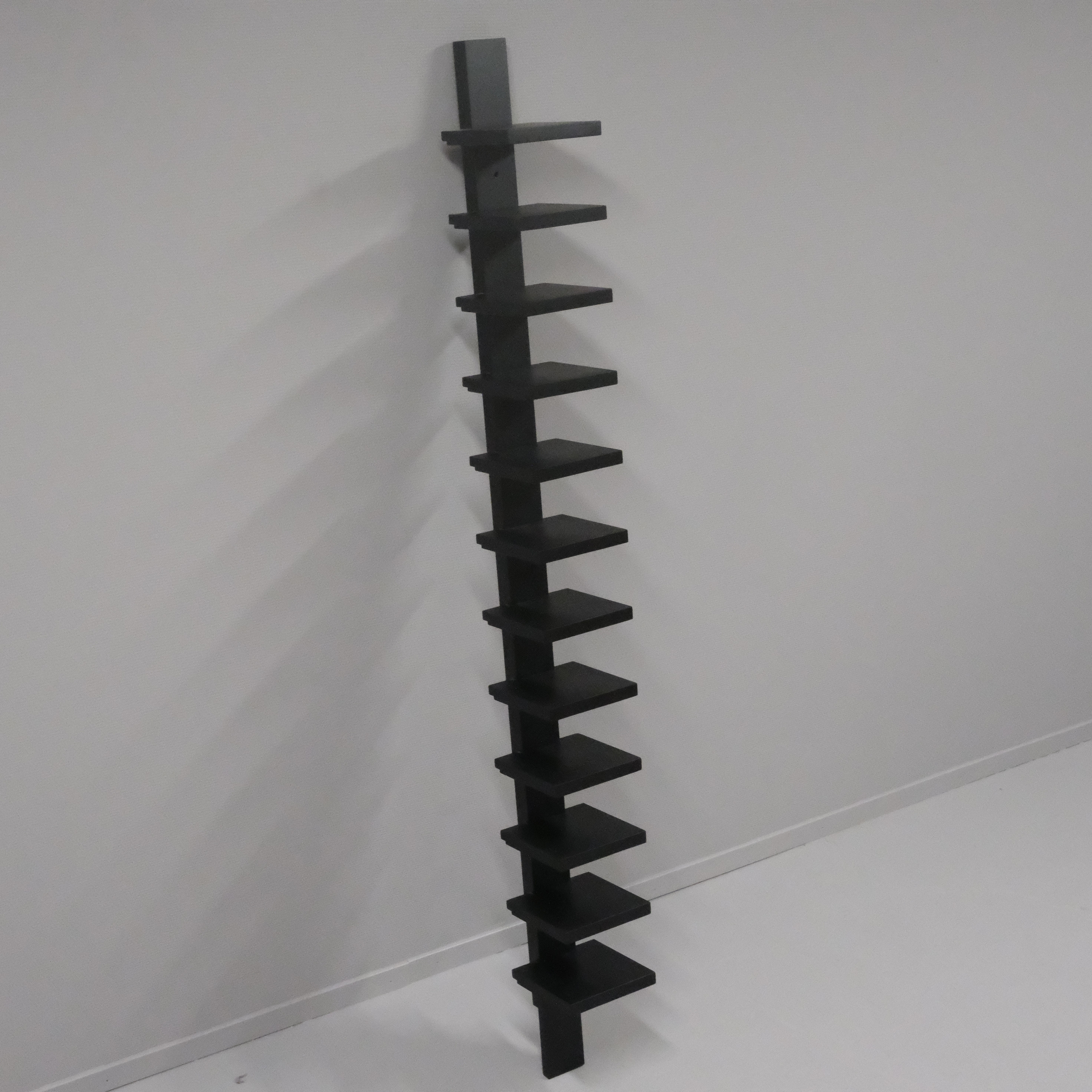 JOHN KANDELL. VÄGGHYLLA. "PILASTER". KÄLLEMO. 1980-TAL.