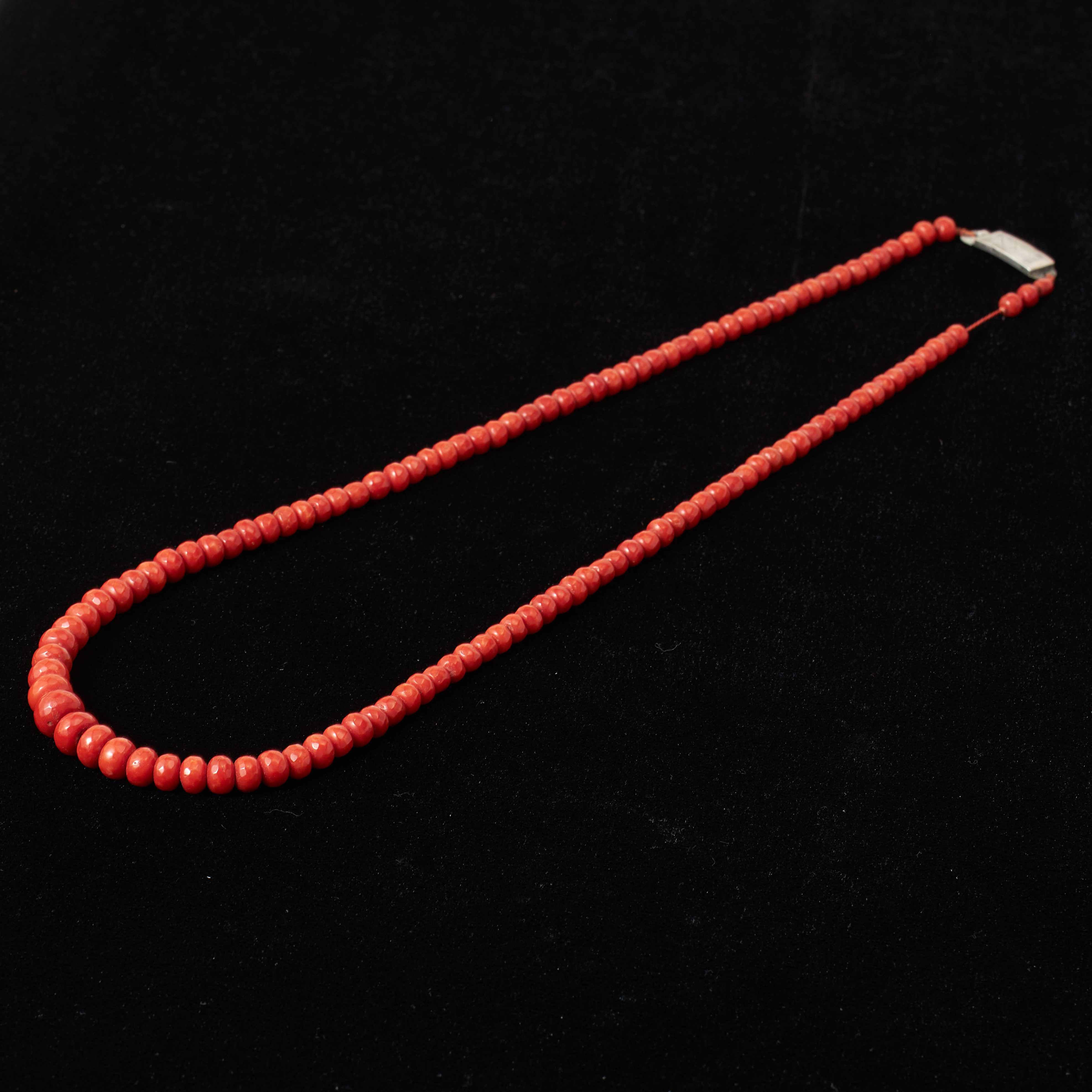 COLLIER, doserat, fasetterade oregelbundna i koraller mörk orange, 1900-talets första del.