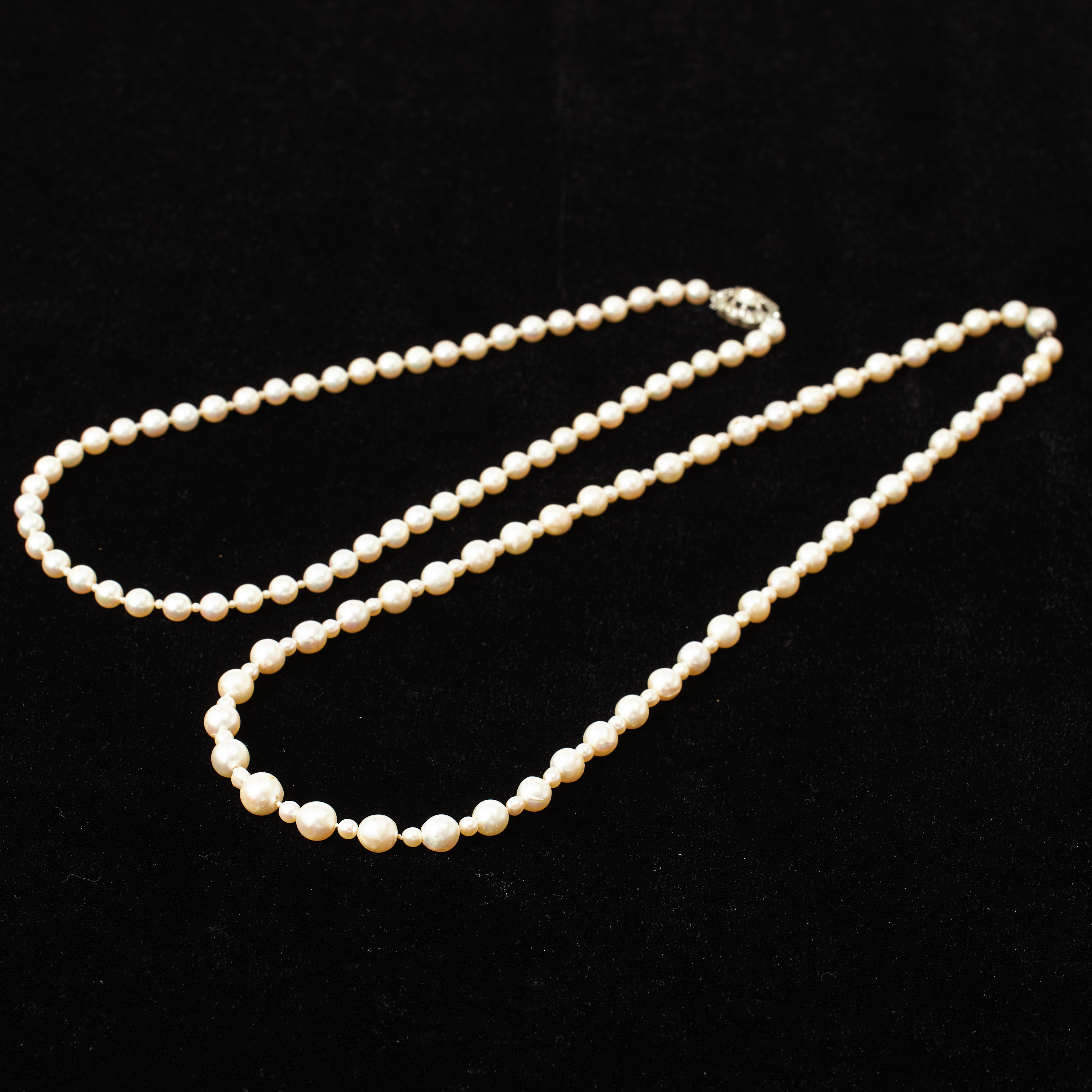 COLLIER, 2 st., odlade saltvattenspärlor med mellanliggande småpärlor, ca 1,2-9,5 mm, lås, silver.
