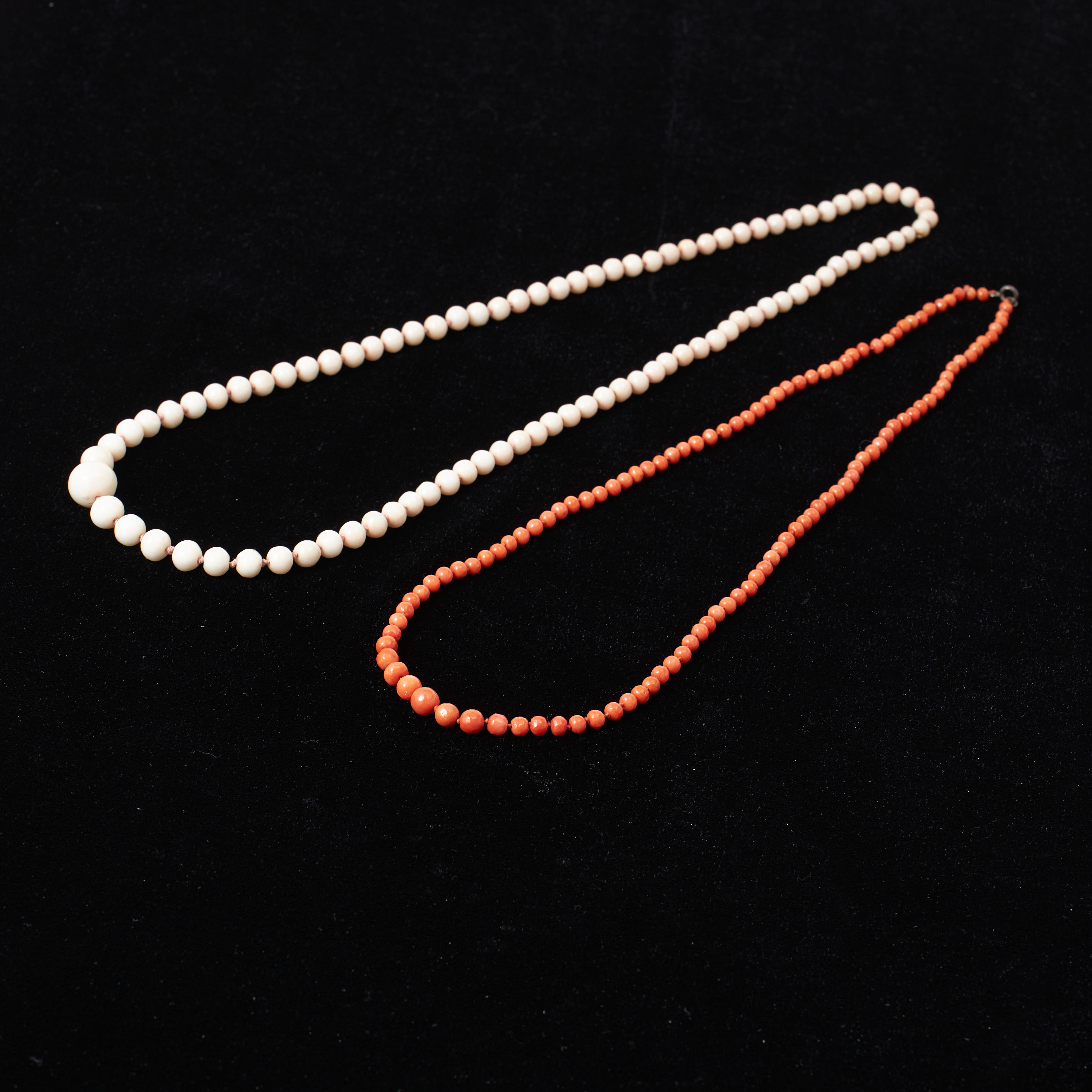 COLLIER, 2 st., doserade, vita och orangea korallkulor.