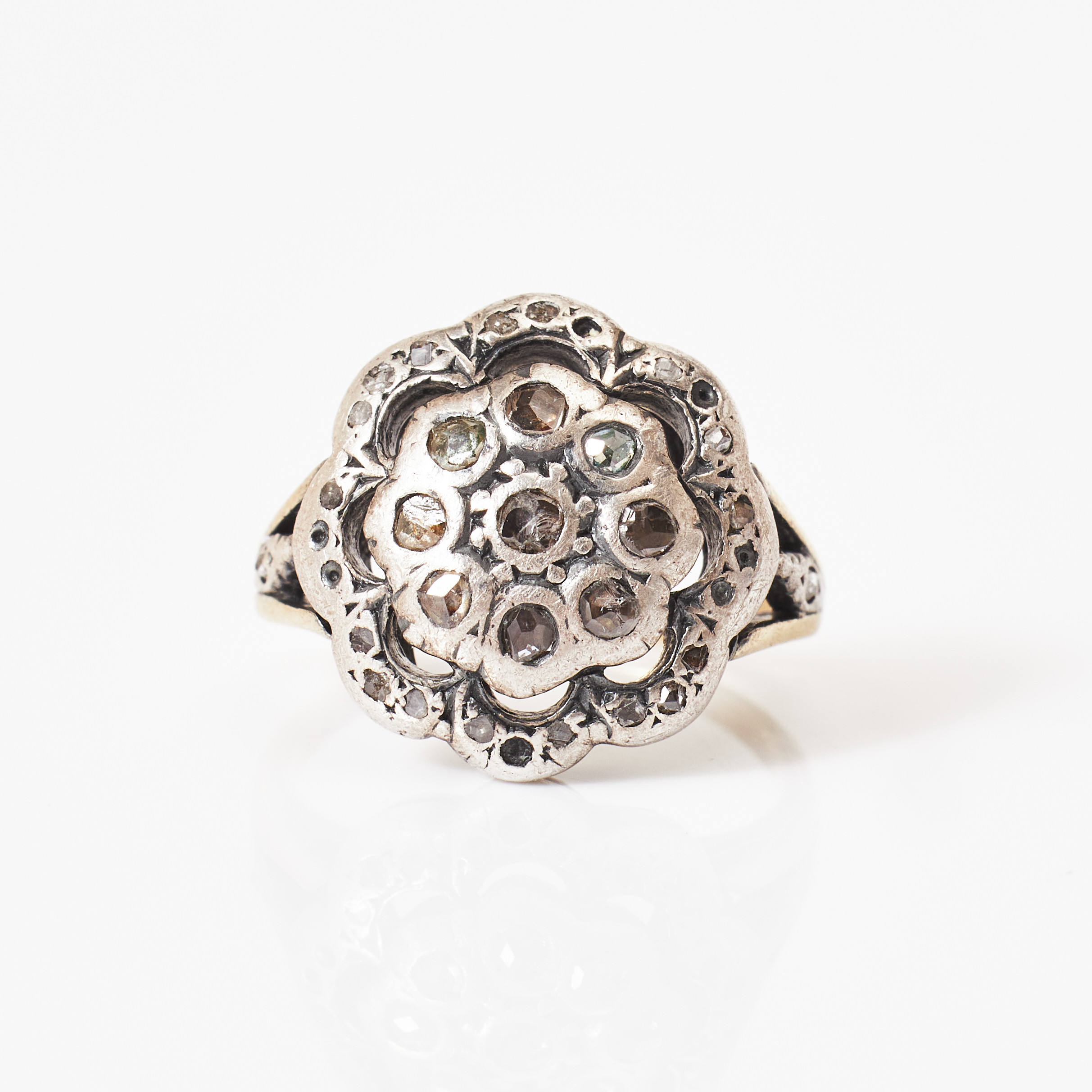 RING, 18 k guld, små rosenslipade diamanter i silvermontering, delvis 1800-tal, ringskena med svensk kontrollstämpel.