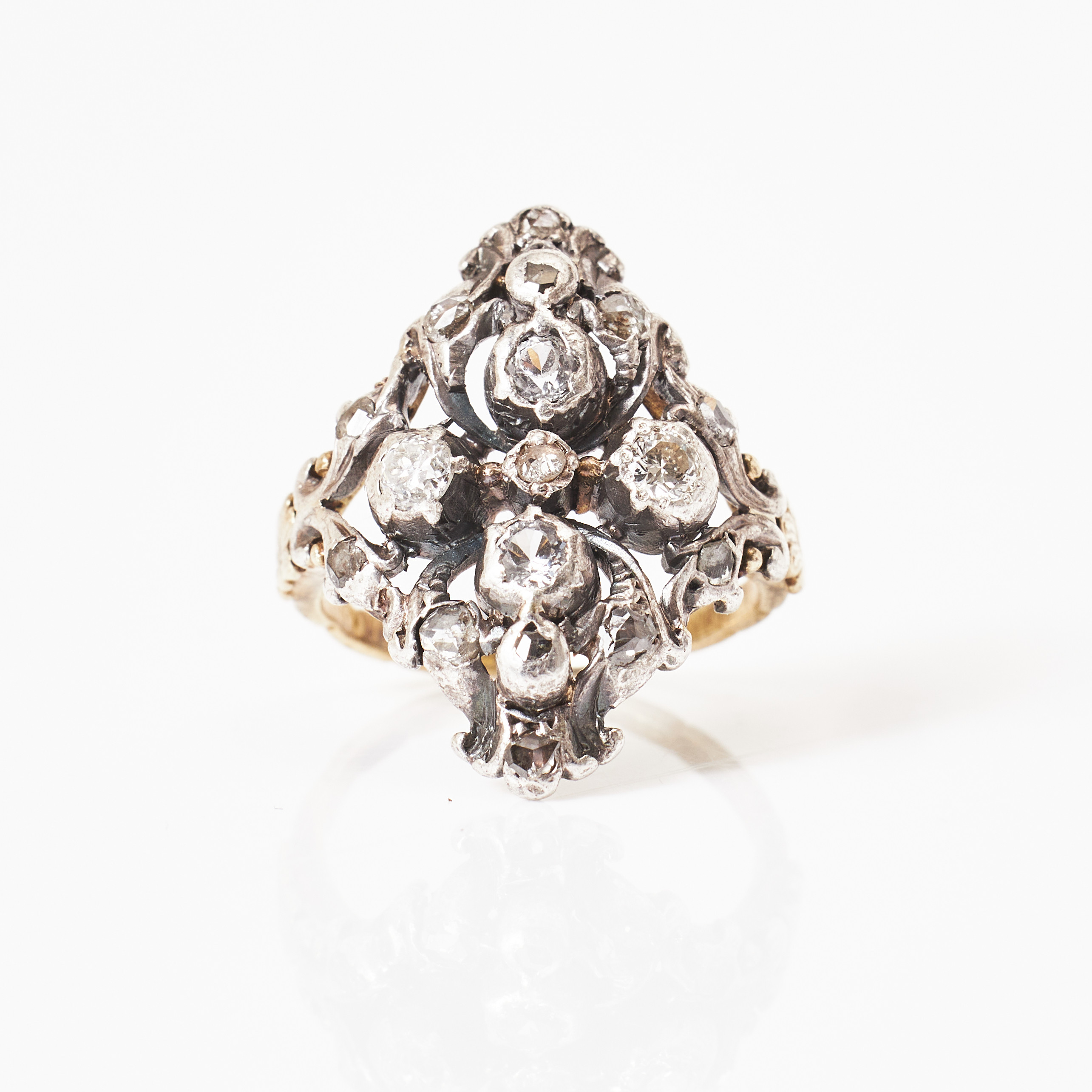 RING, 18 k guld, gammal-och rosenslipade diamanter i silvermontering, sidodekorer av rocailler, 1700/1800-tal.