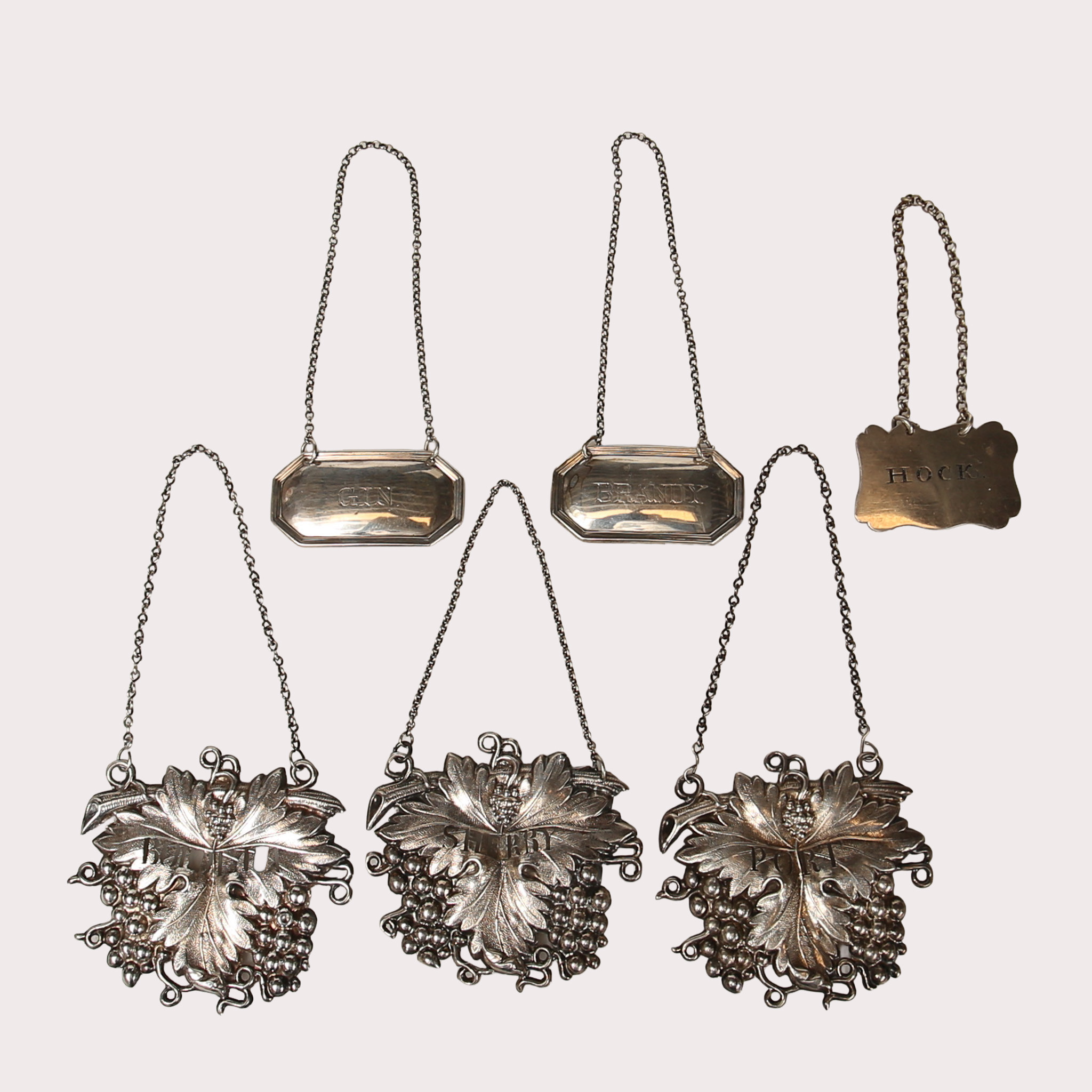 VIN OCH SPRITETIKETTER, 5 st., silver 830, bl.a. MÖLLENBORG, år 1843 och 1844. mm. Totalvikt 53 gram.