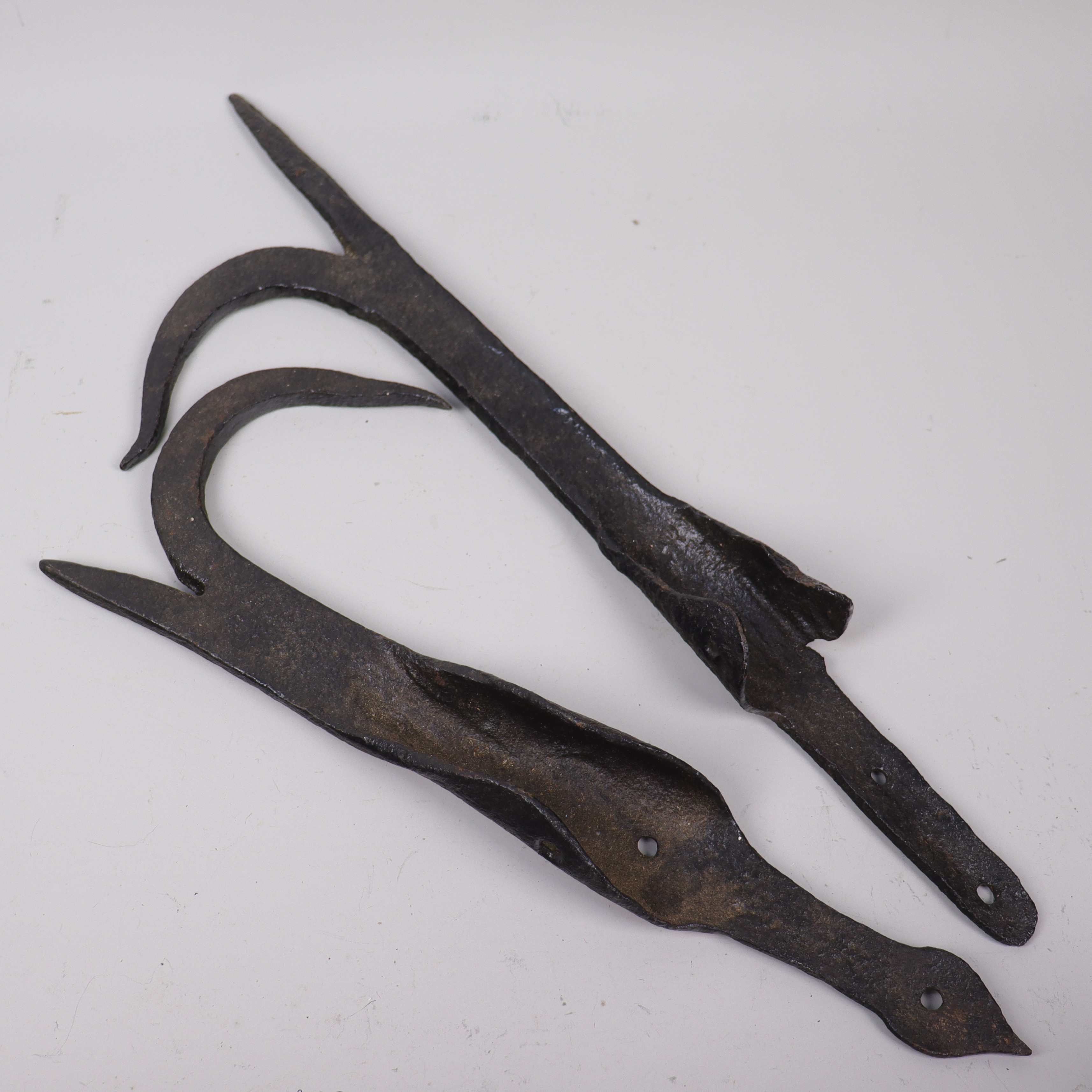 BRANDHAKAR, bemålat järn, 1800-tal, 2 st.