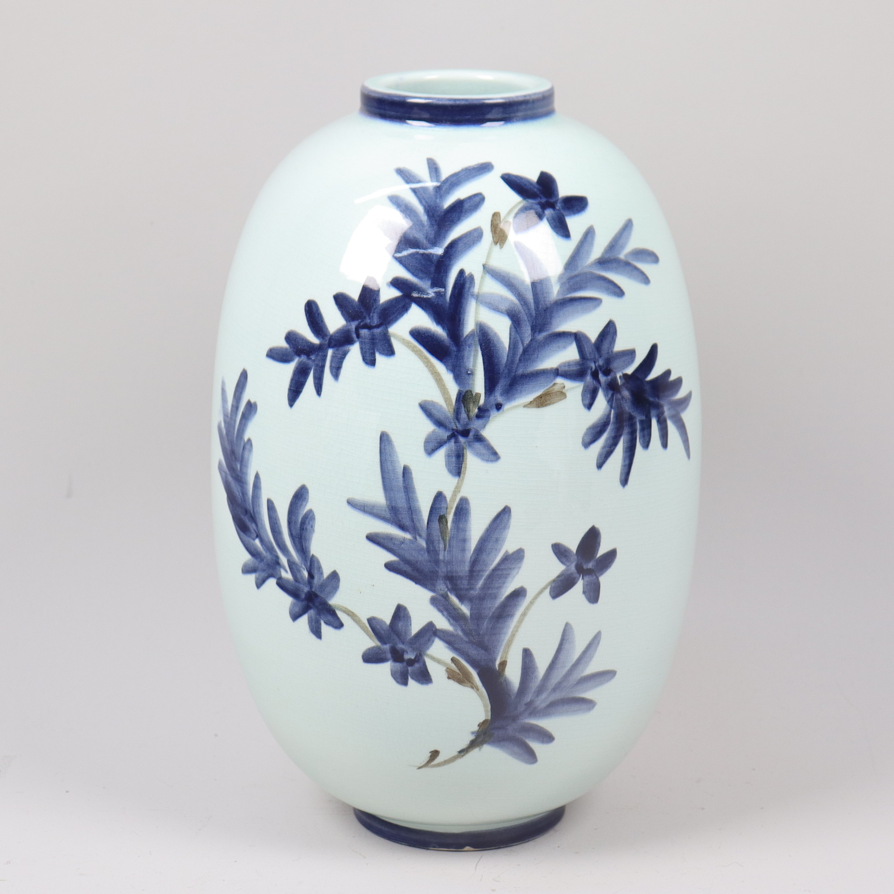 VAS, Rörstrand, glaserat stengods med floral dekor, 1900-tal.