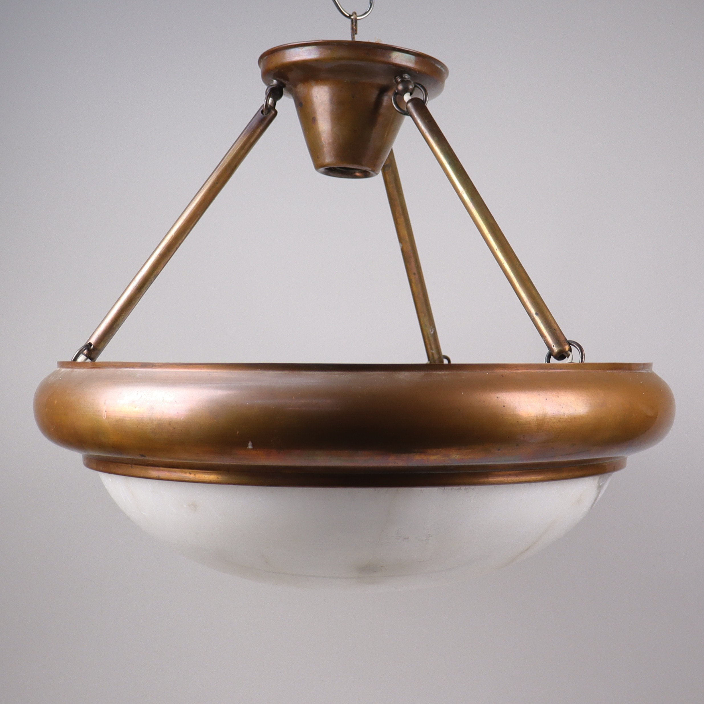 TAKLAMPA, jugend, alabaster och koppar, 1900-talets första hälft.
