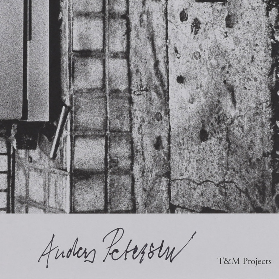 FOTO. DEN SVENSKE FOTOGRAFEN ANDERS PETERSENS BESÖK I OKINAWA I JAPAN SIGNERAD I SVART TUSCH + EN SVART-VIT REKLAMAFFISCH FÖR BOKEN SIGNERAD NERE T. V.