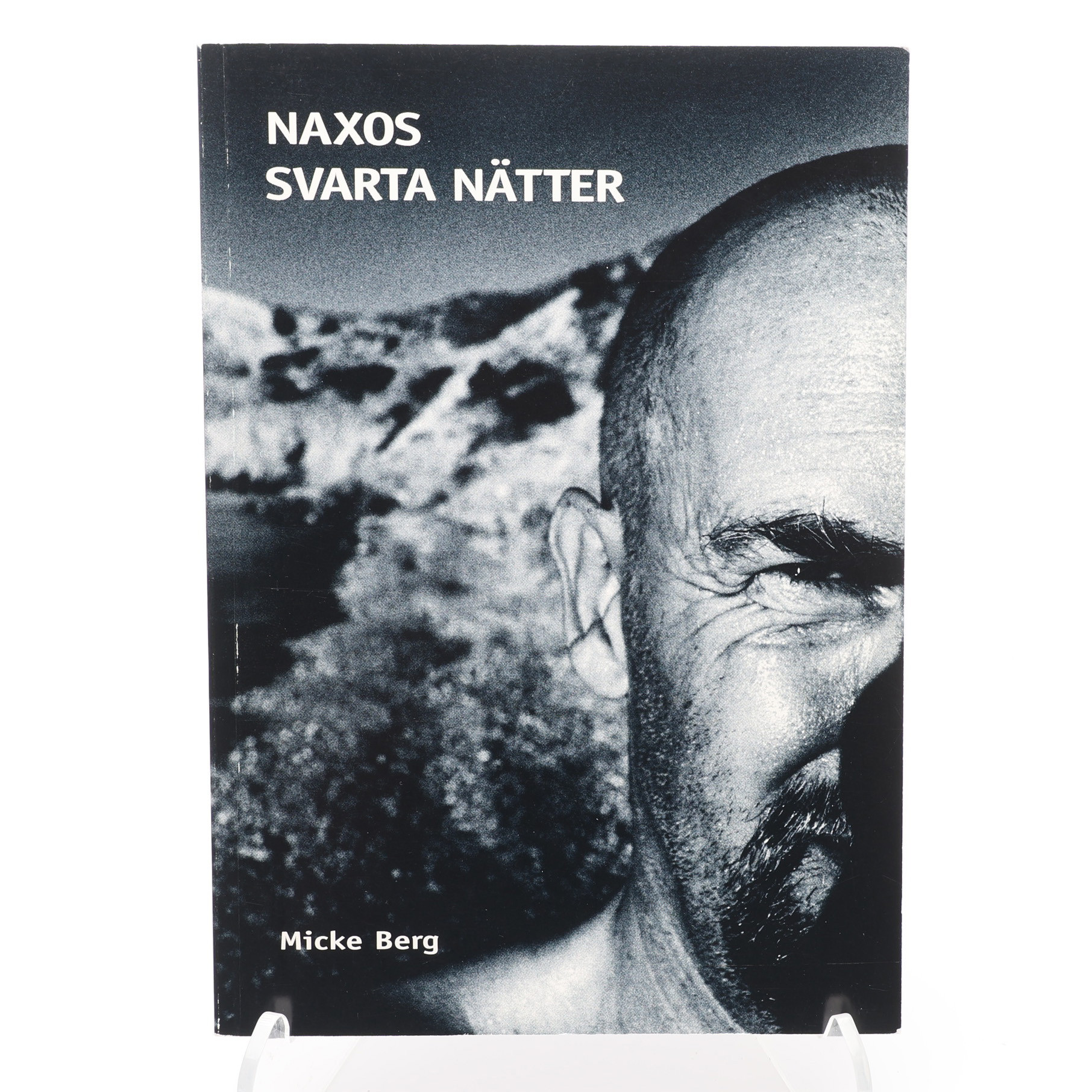 FOTO. DEN SVENSKE FOTOGRAFEN MICKE BERGS NAXOS SVARTA NÄTTER I FÖRSTA UPPLAGAN 2002 MED HANS EGNA TEXTER.
