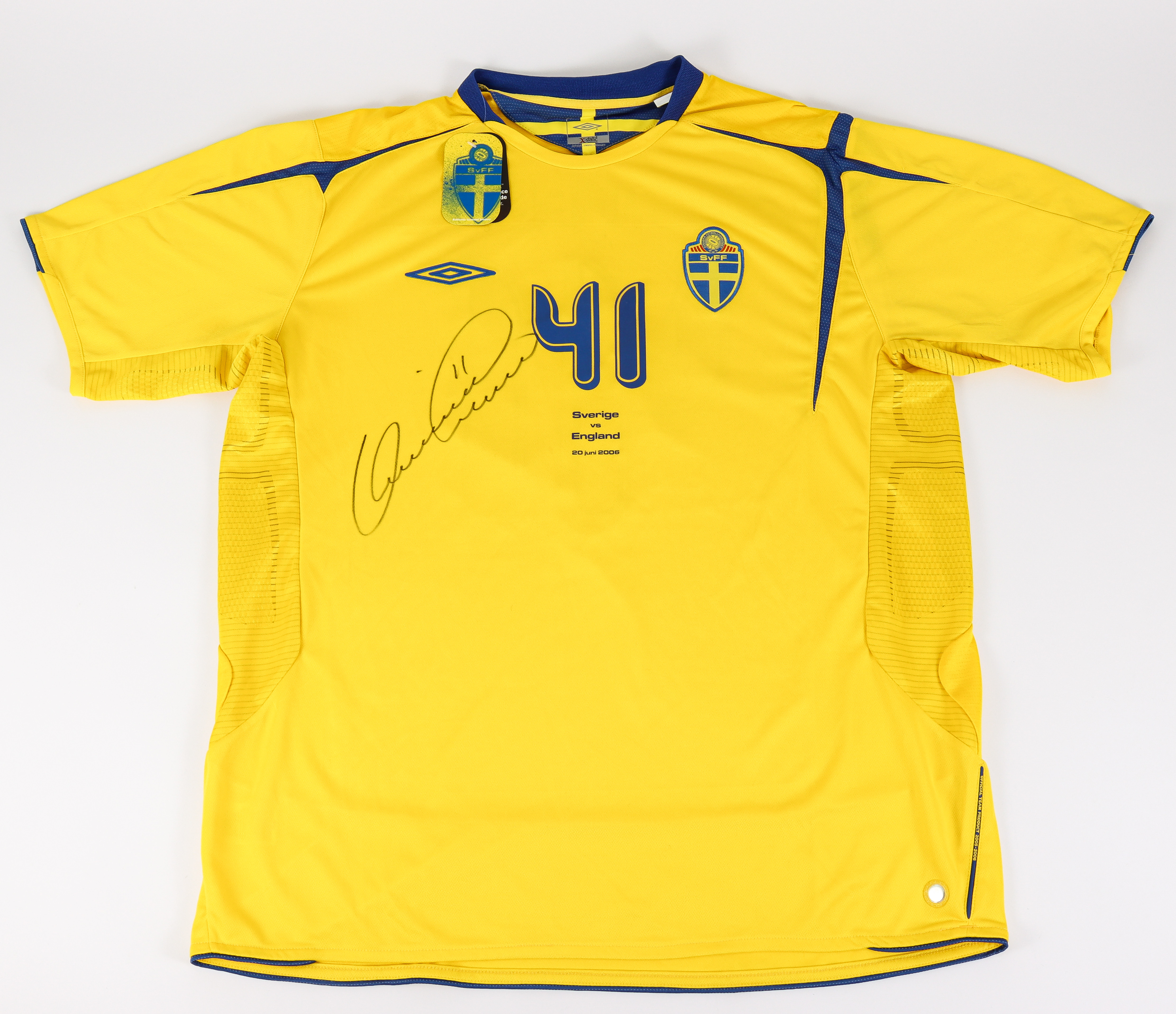 LANDSLAGSSTRÖJA, Sverige-England VM 2006, signerad av Henrik Larsson.