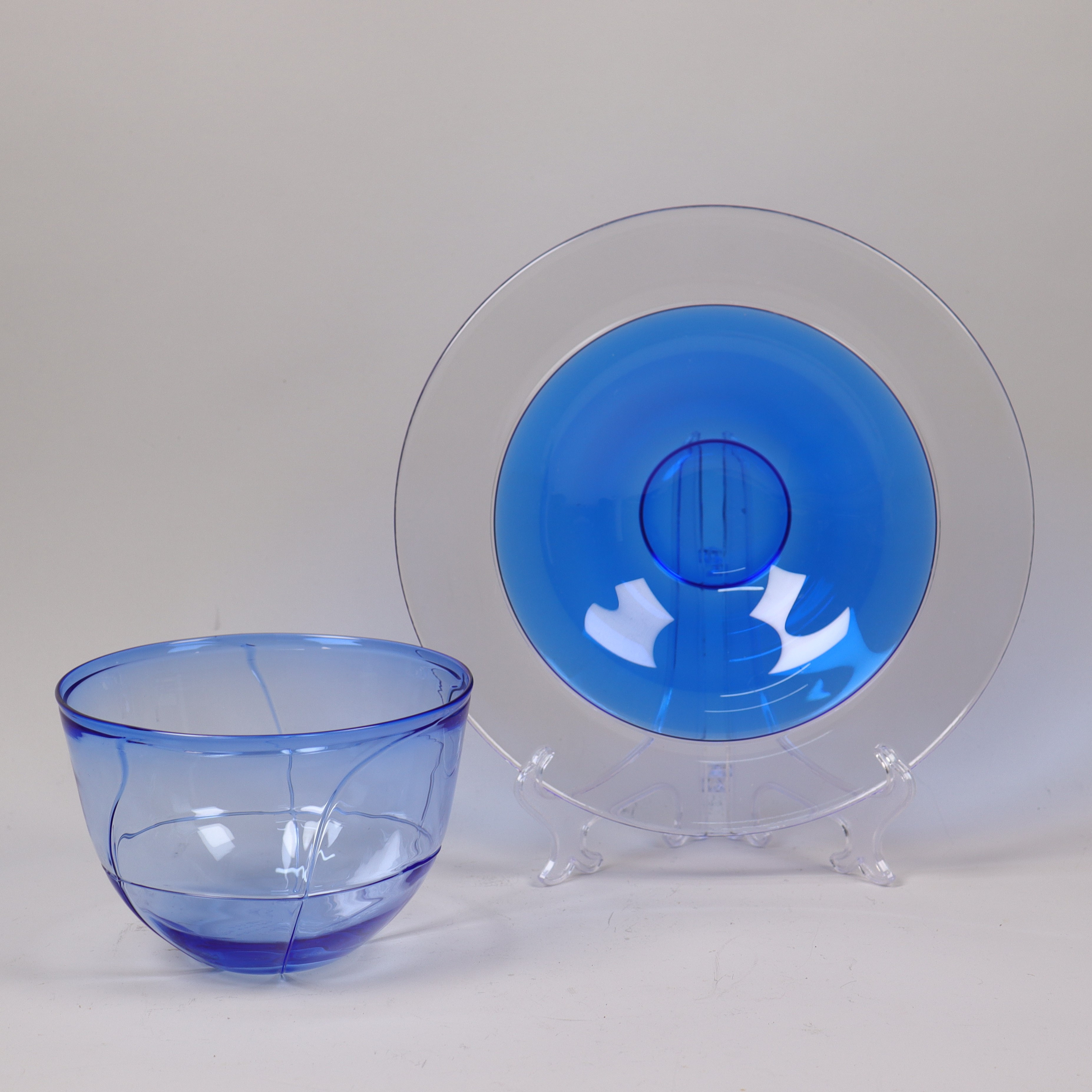 GLAS, skål, Bertil Vallin, "Colour Acc", Kosta Boda samt skålfat, Lars Hellsten, "Neptunus", Orrefors.