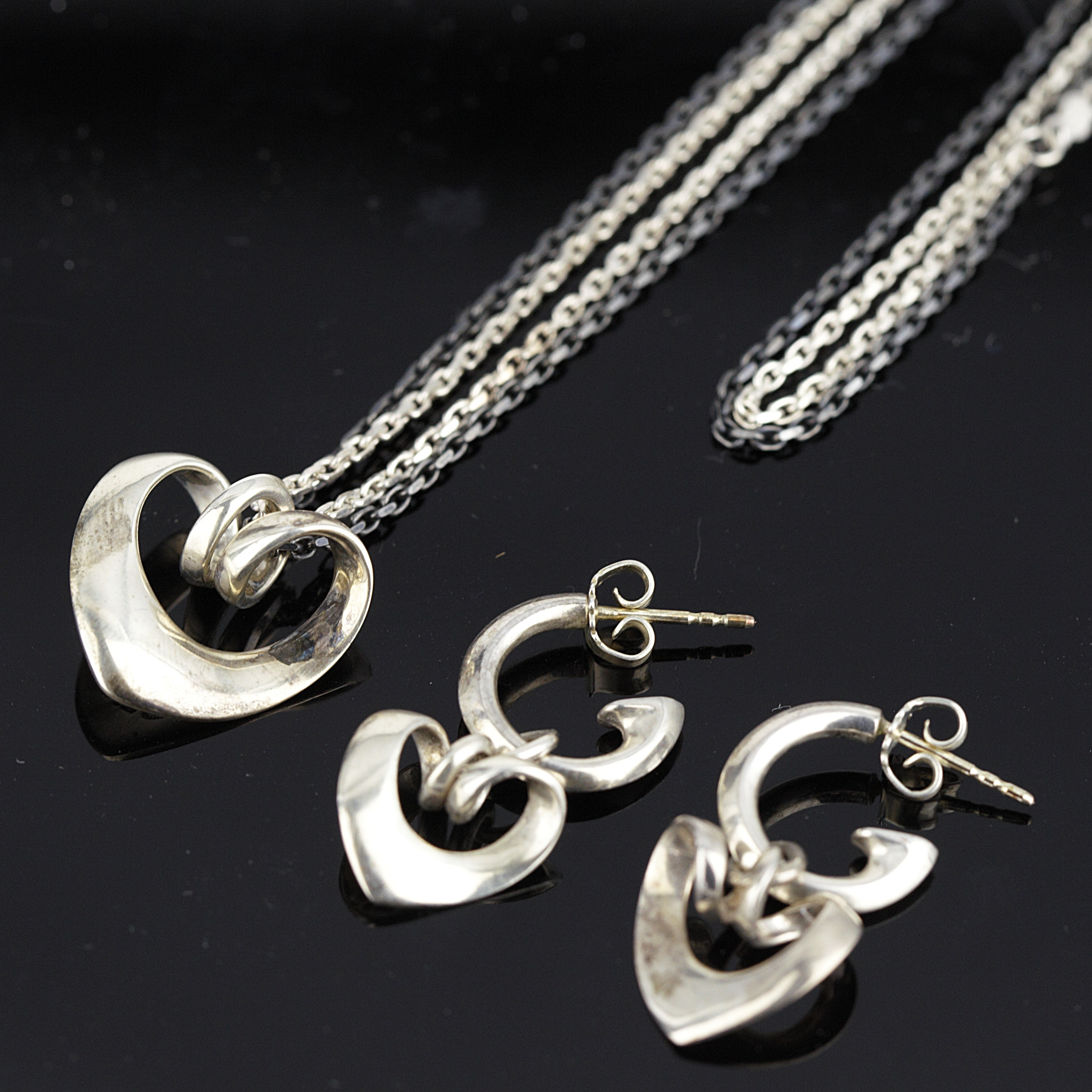 GEORG JENSEN. Halsband och örhängen, sterlingsilver, "Hjertet" årets konstnärssmycke 2001 av Regitze Overgaard, Danmark.