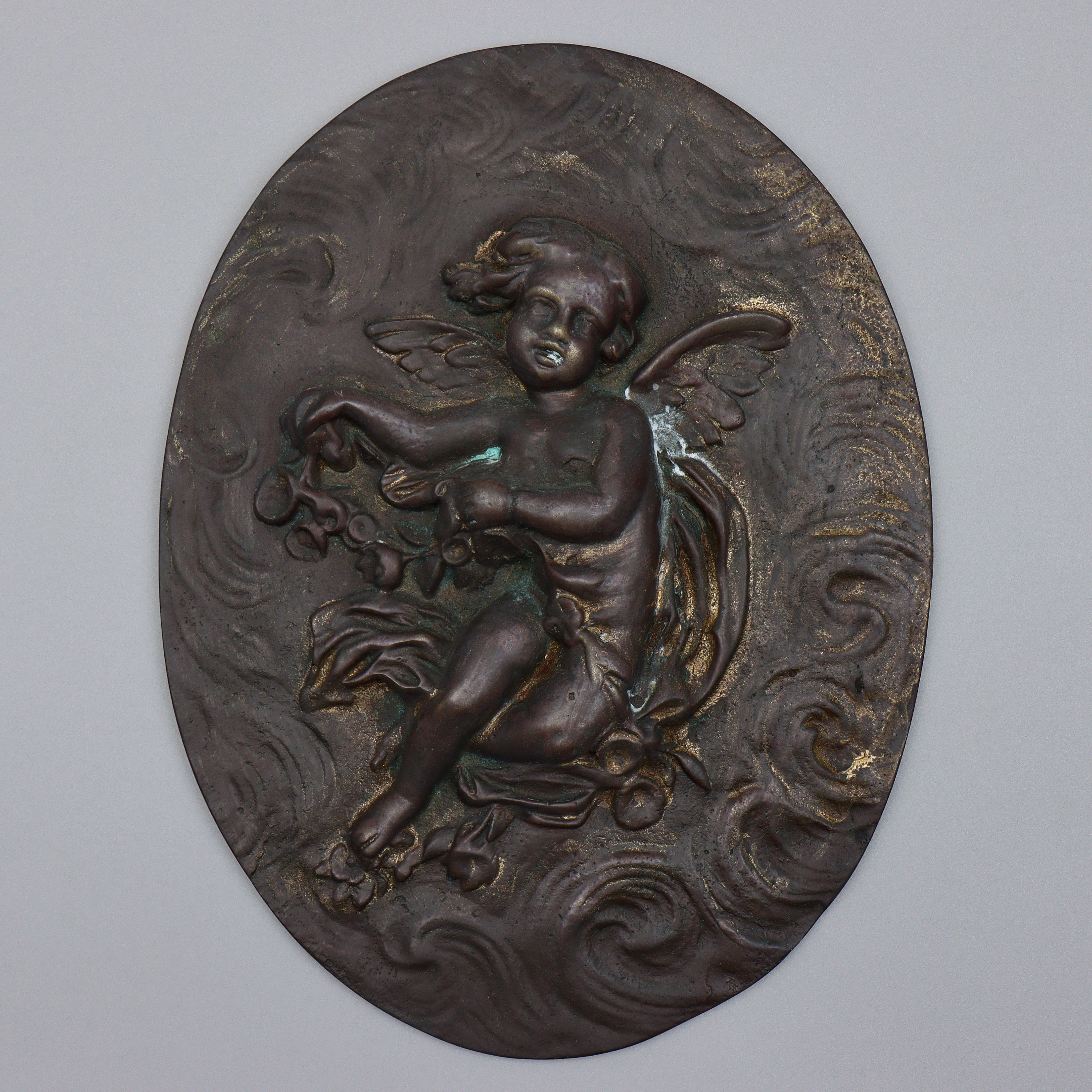 OVAL VÄGGRELIEF, SKULPTUR, MOTIV AV PUTTIS, PATINERAD MÄSSING, 1800/1900-TAL.