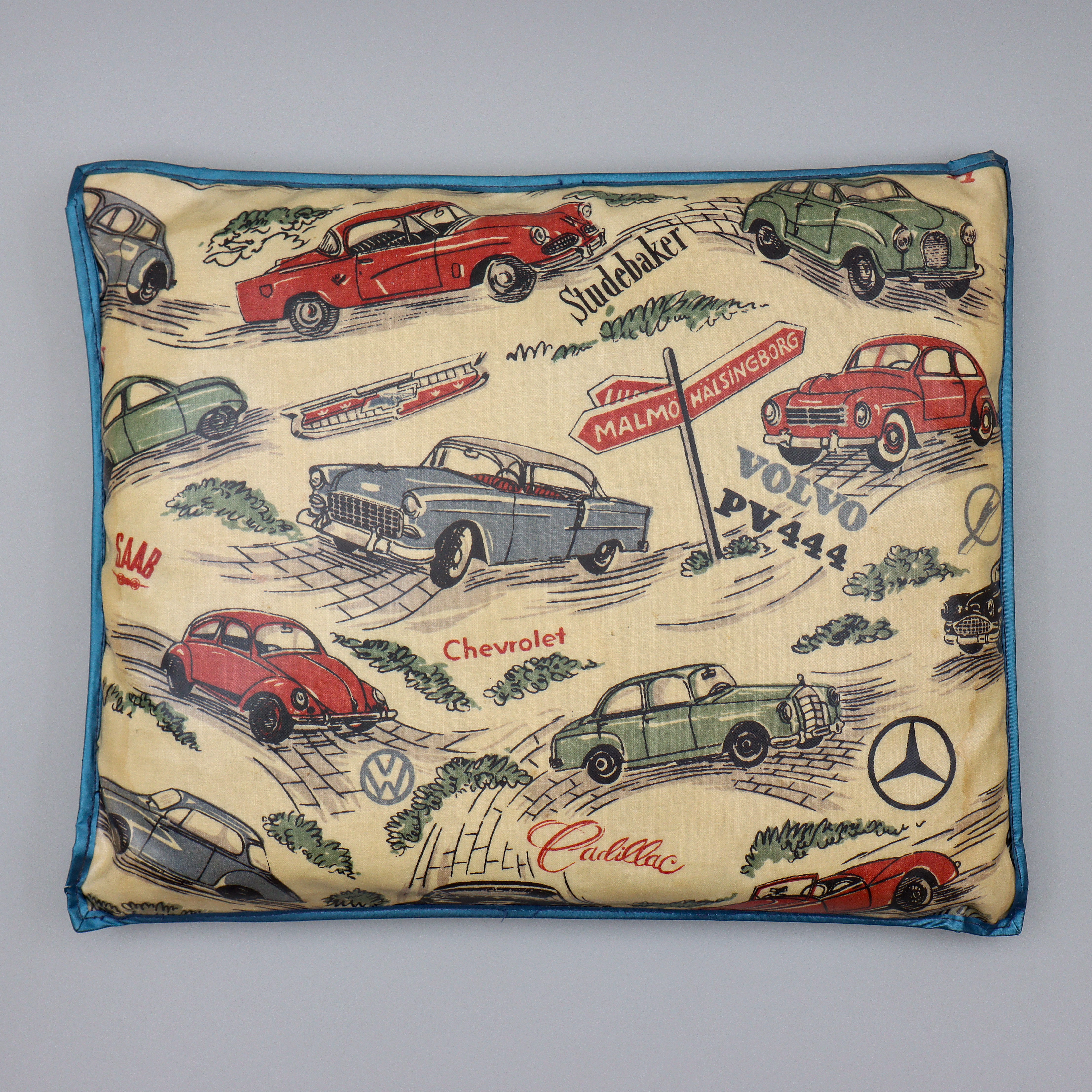 BILKUDDE, 1950-TAL, KLASSISKA BILAR "VOLVO PV 444, STUDEBAKER, SAAB, CHEVROLET, CADILLAC" ÖVERDRAG I PLASTAD VÄV.