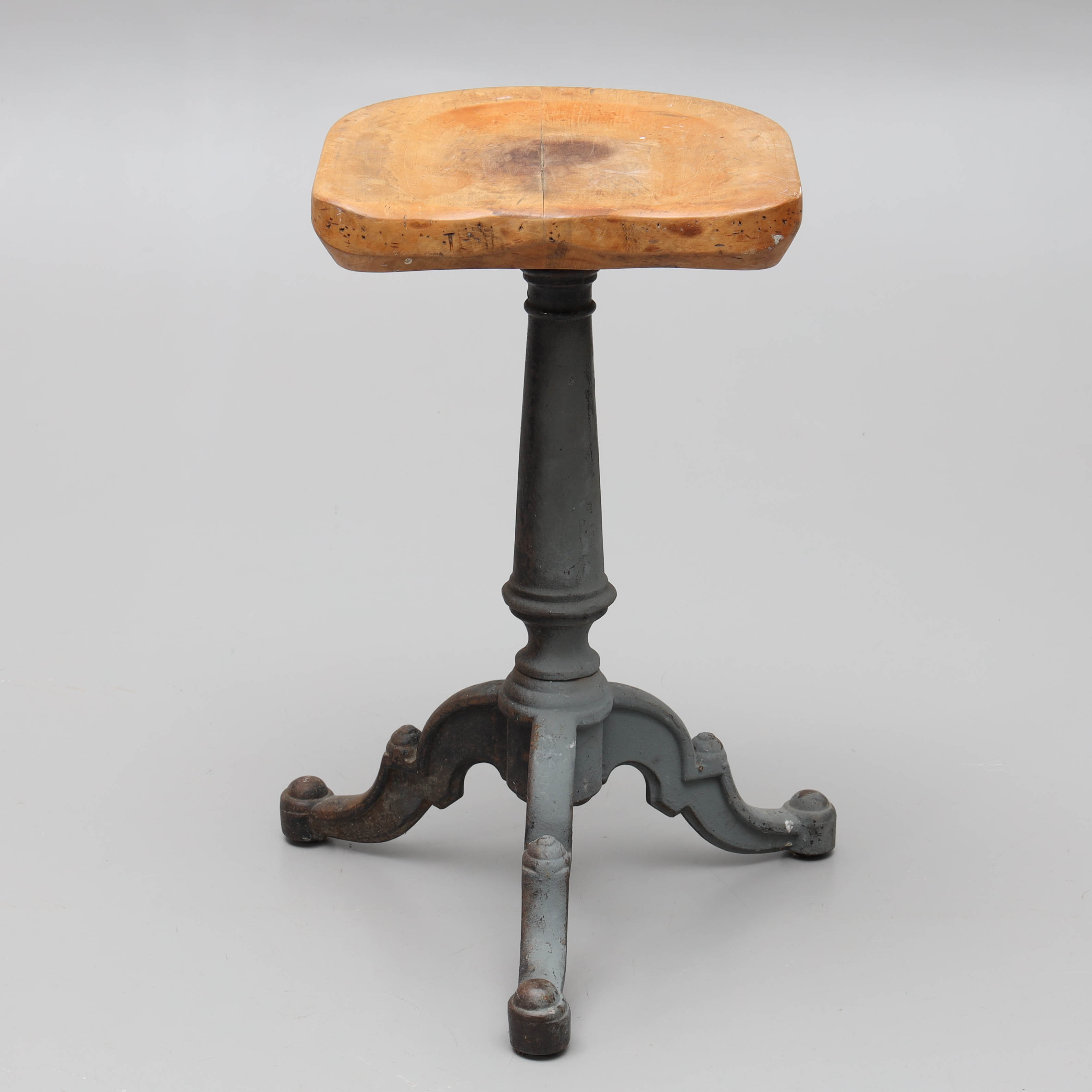PALL, gjuten metall, sits i trä, 1900-tal.