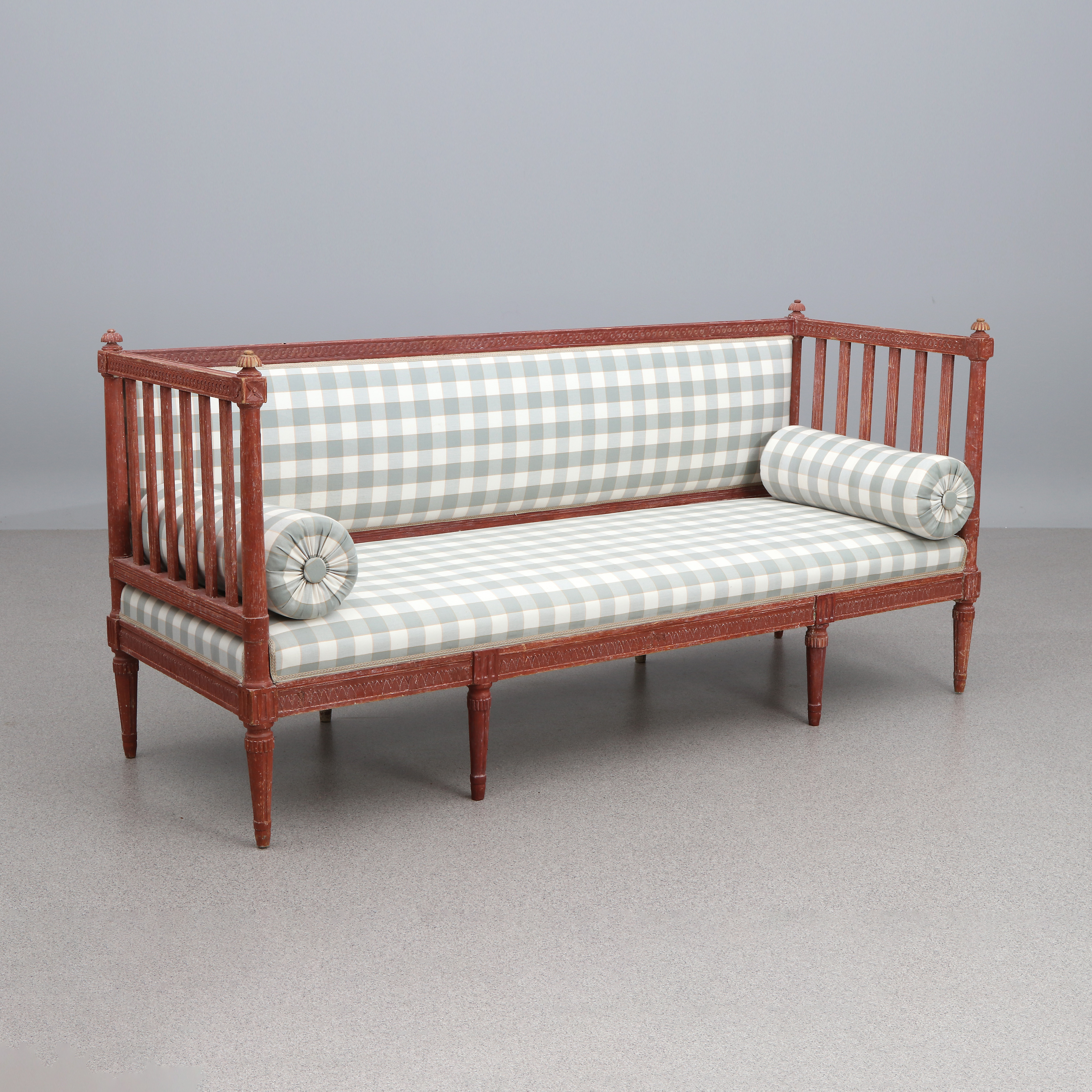 SOFFA. Skuret och bemålat trä. Gustaviansk stil, 18/1900-tal.