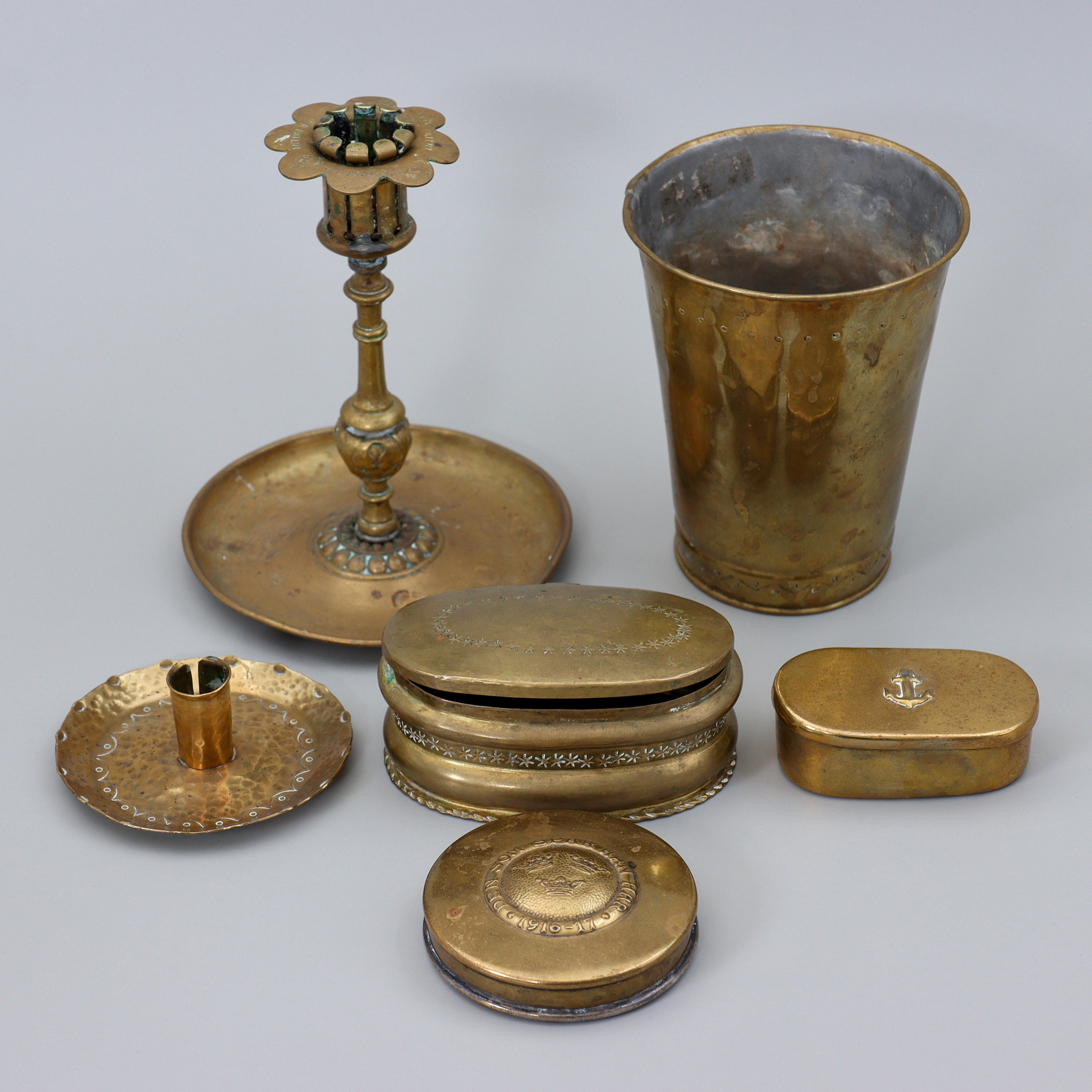 SNUSDOSA/DOSOR, LJUSSTAKAR, BÄGARE, MÄSSING, 6 DELAR, 1800/1900-TAL.