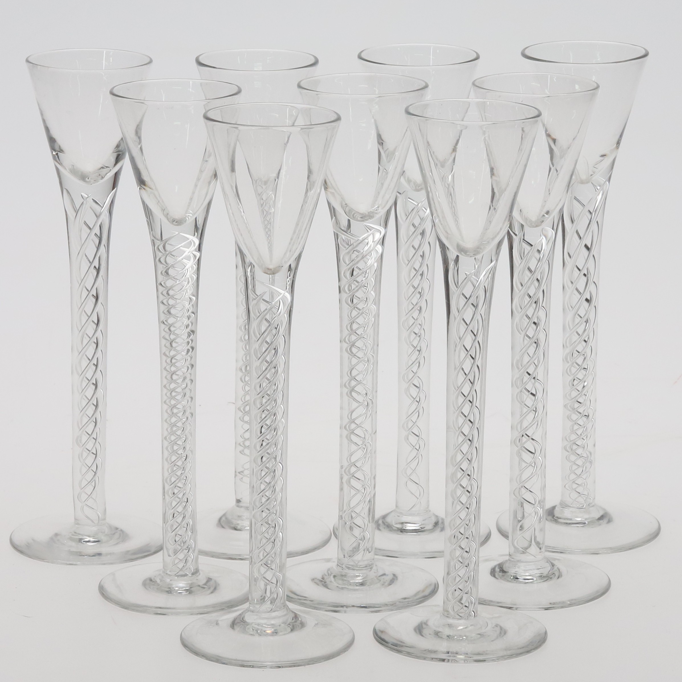 SNAPS-/SPETSGLAS. 9 st. Glas med spiralvriden luft dekor, 1900-tal.