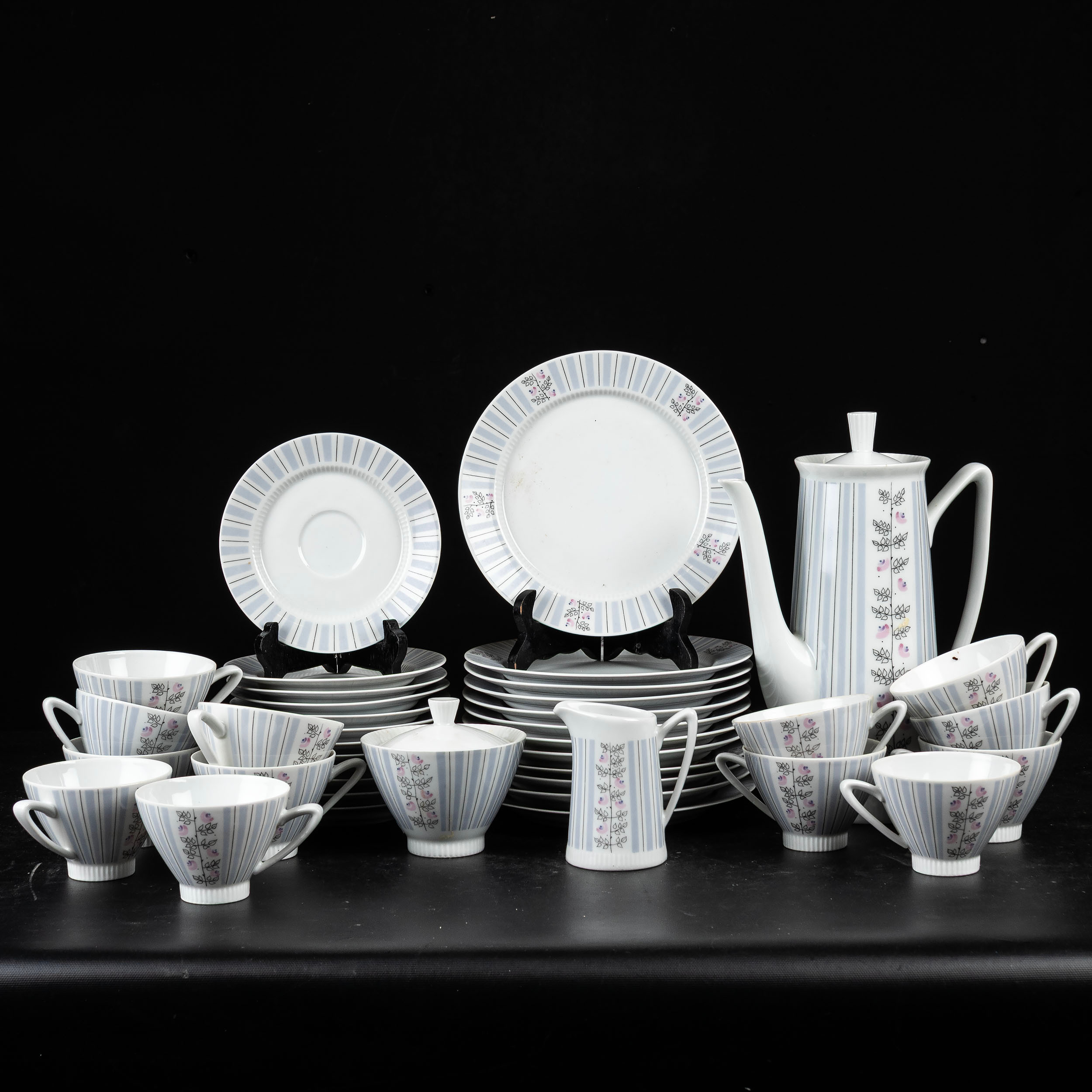 WALTER GARSTECKI, BRITA MELLANDER. Kaffeservis, 40 delar. för Uppsala ekeby, Karlskrona, "Regina".