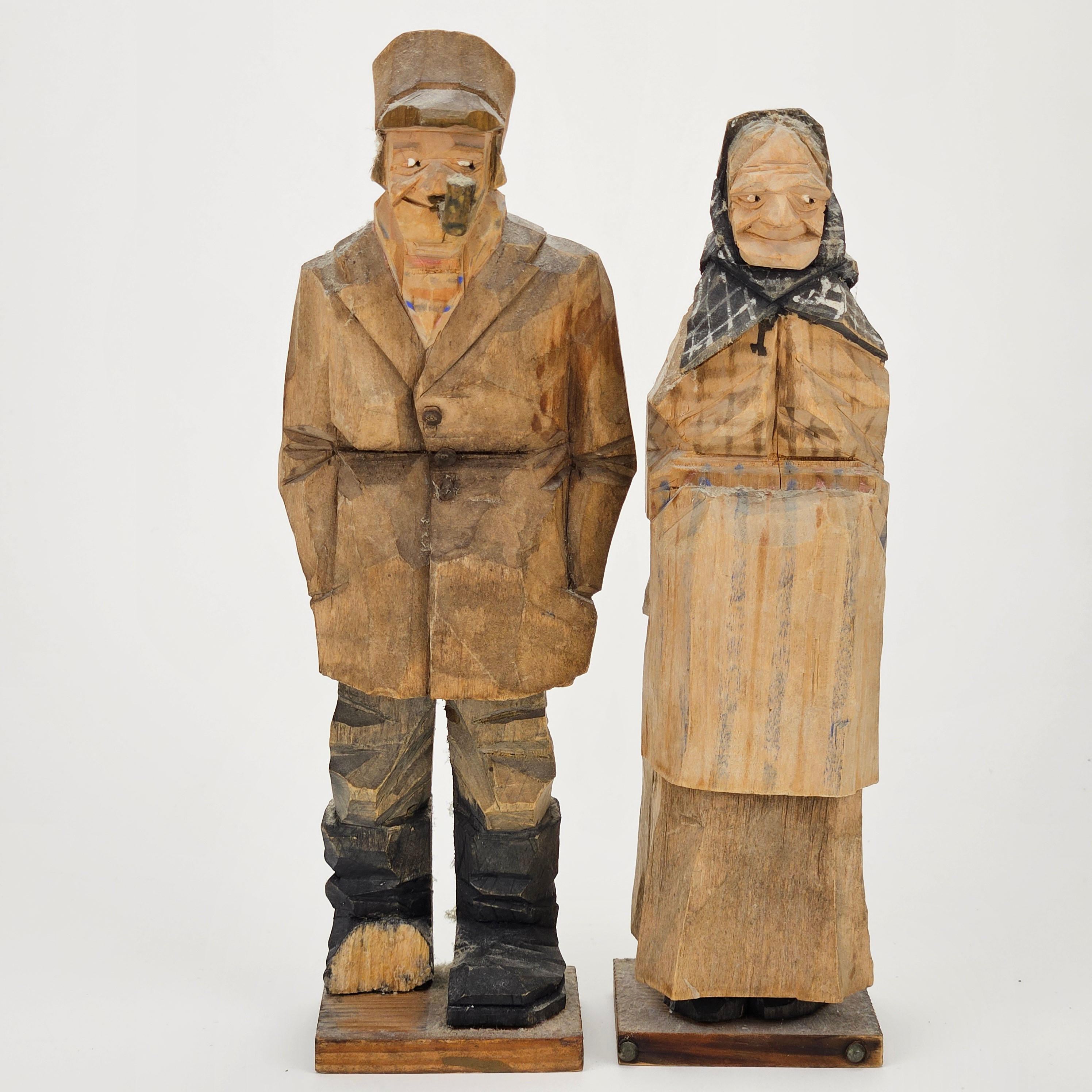 AXEL BERNHARDSSON. Gubbe och gumma. Skulpturer, 2 st, snidat trä, signerade Axel Bernhardsson och daterade 1923.