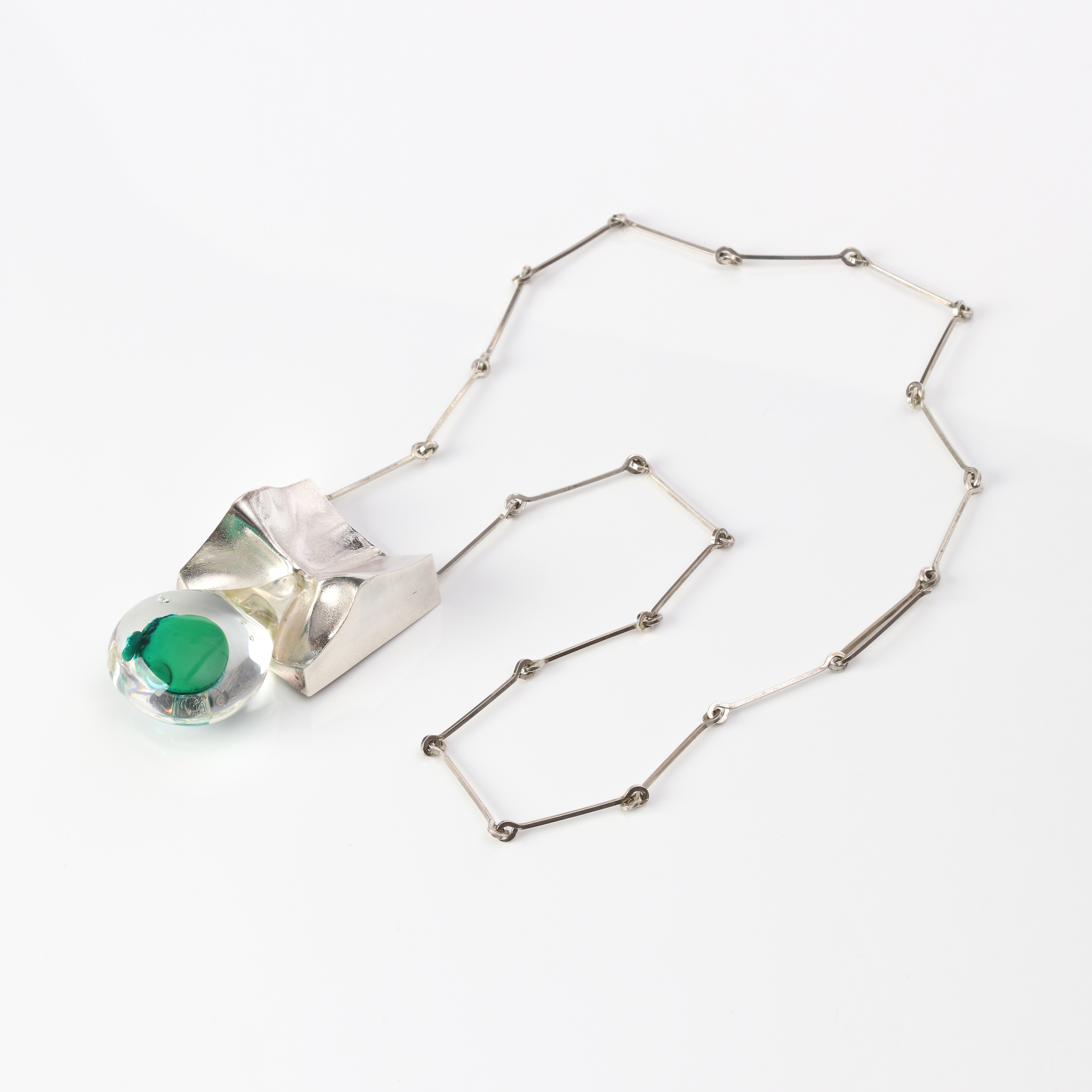 BJÖRN WECKSTRÖM. HALSSMYCKE "BIG DROP". Sterlingsilver och akryl med grön/blå bubbla, design för Lapponia Finland 1970.