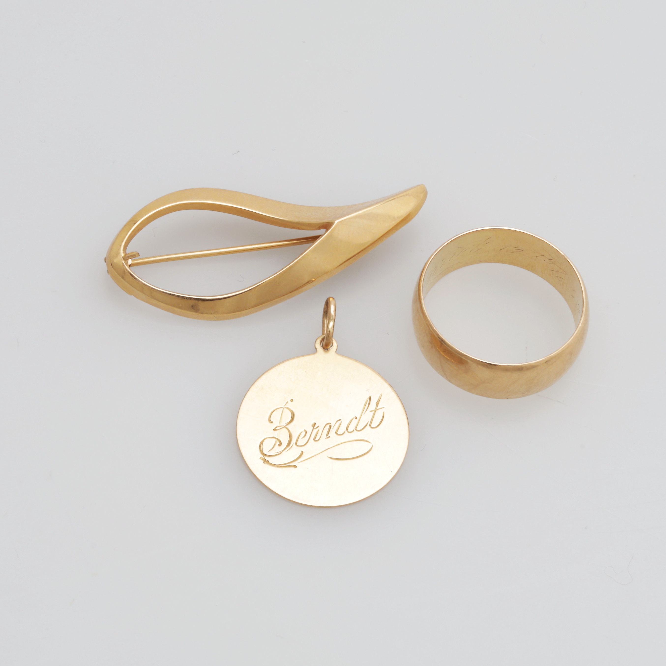 SMYCKEN, 3 delar, guld, 18K, vikt 14,06 gram.