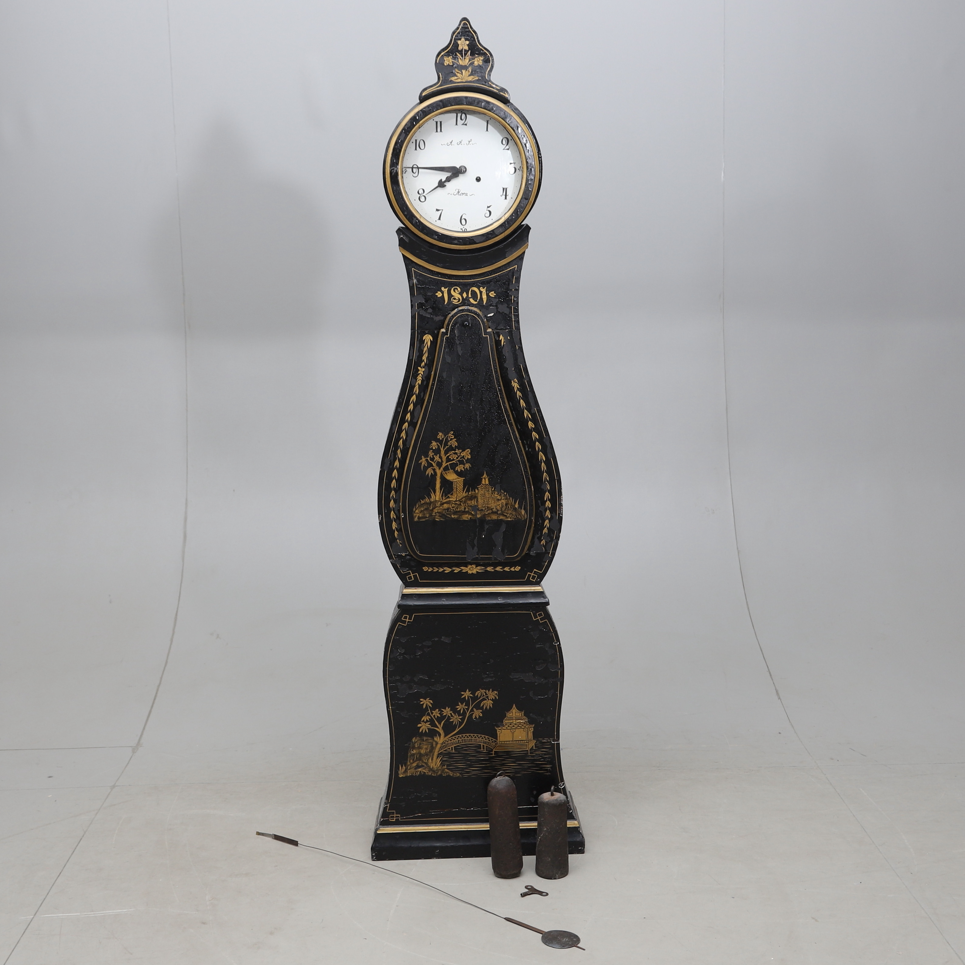 GOLVUR, Moraklocka, bemålat trä, rokokostil, dekor med kineserier, daterad 1801.