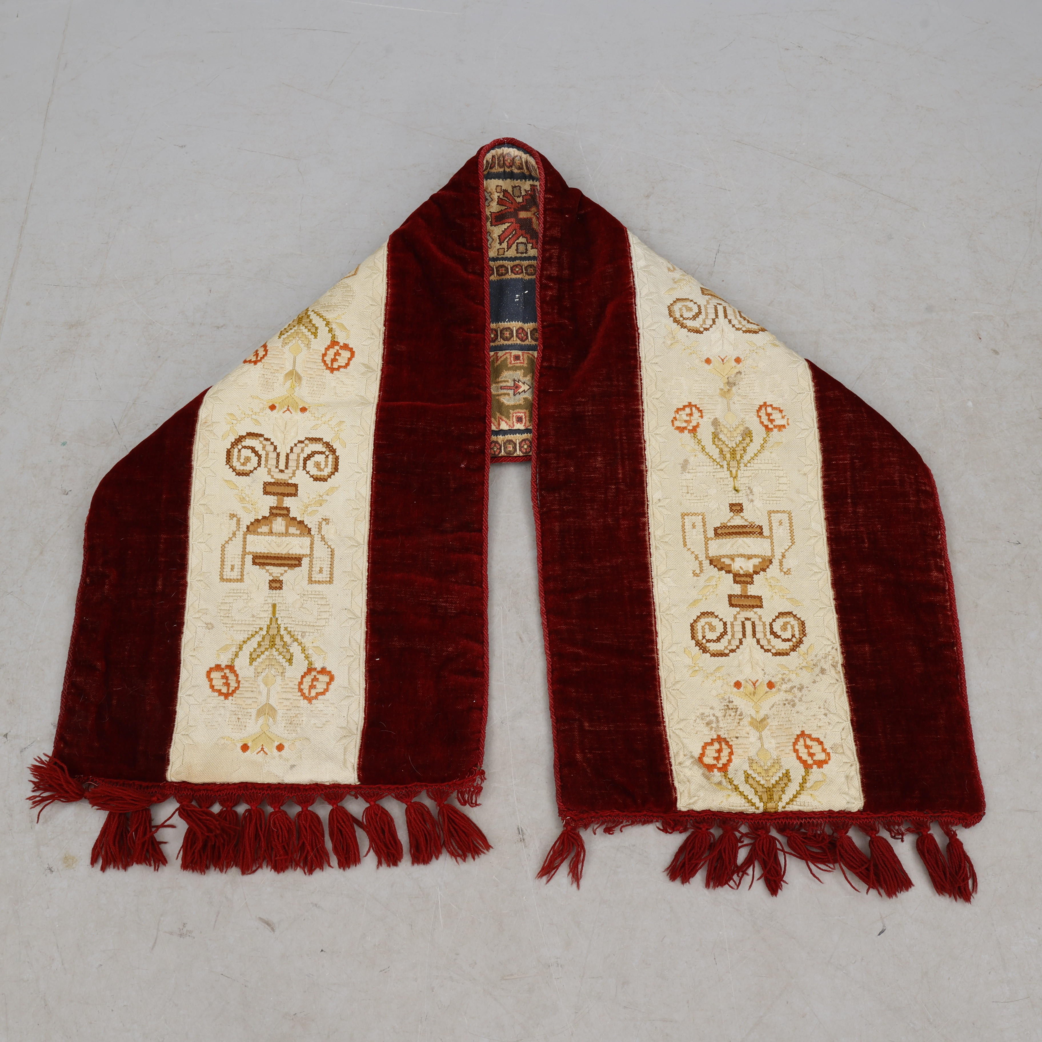 GUNGSTOLSMATTA, med broderi på båda sidor , allmoge.